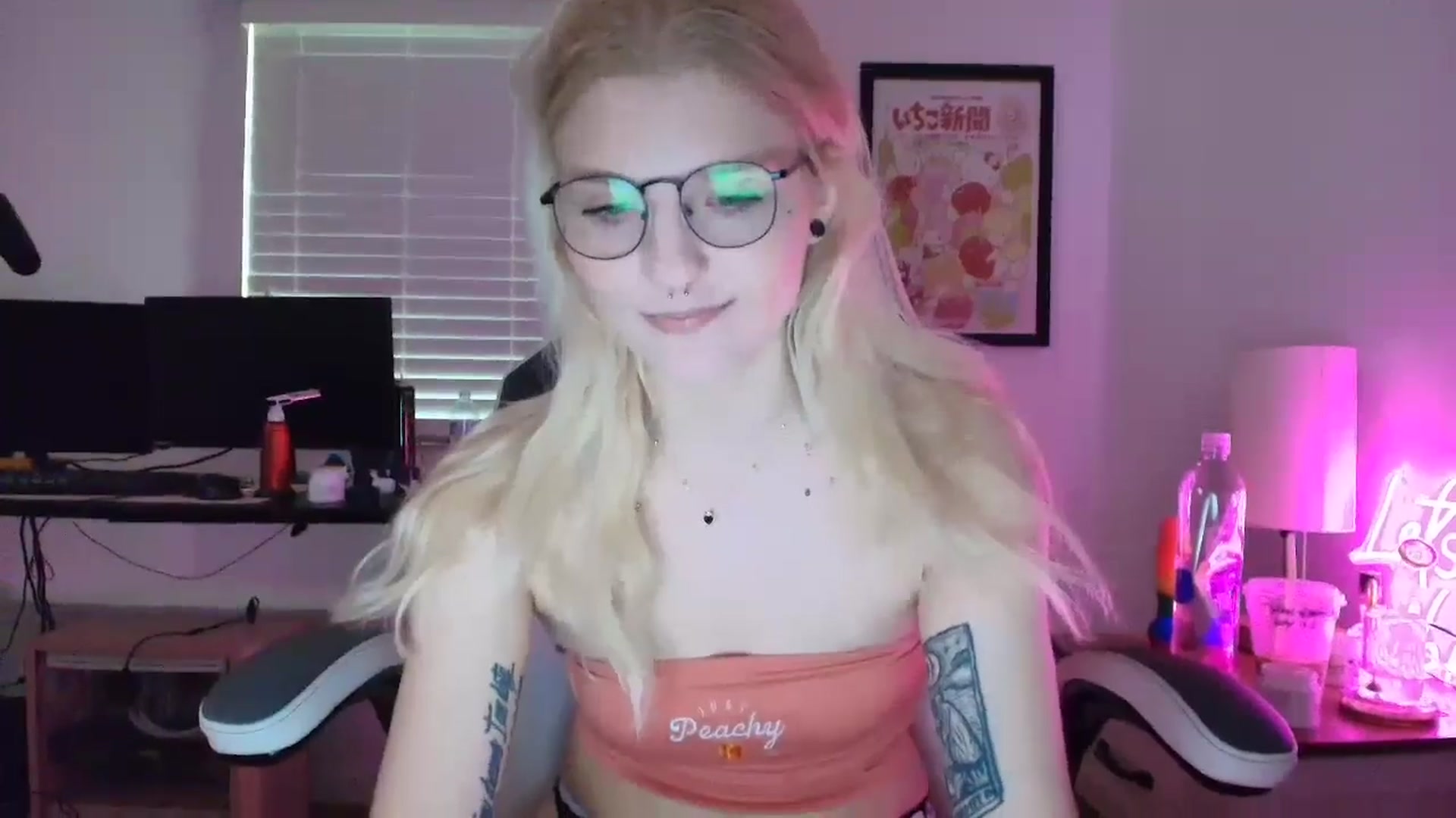 Gallery image thumbnail from DuckChan0's myfreecams stream on, 03/25/2025, 14:12 image 17 of 20