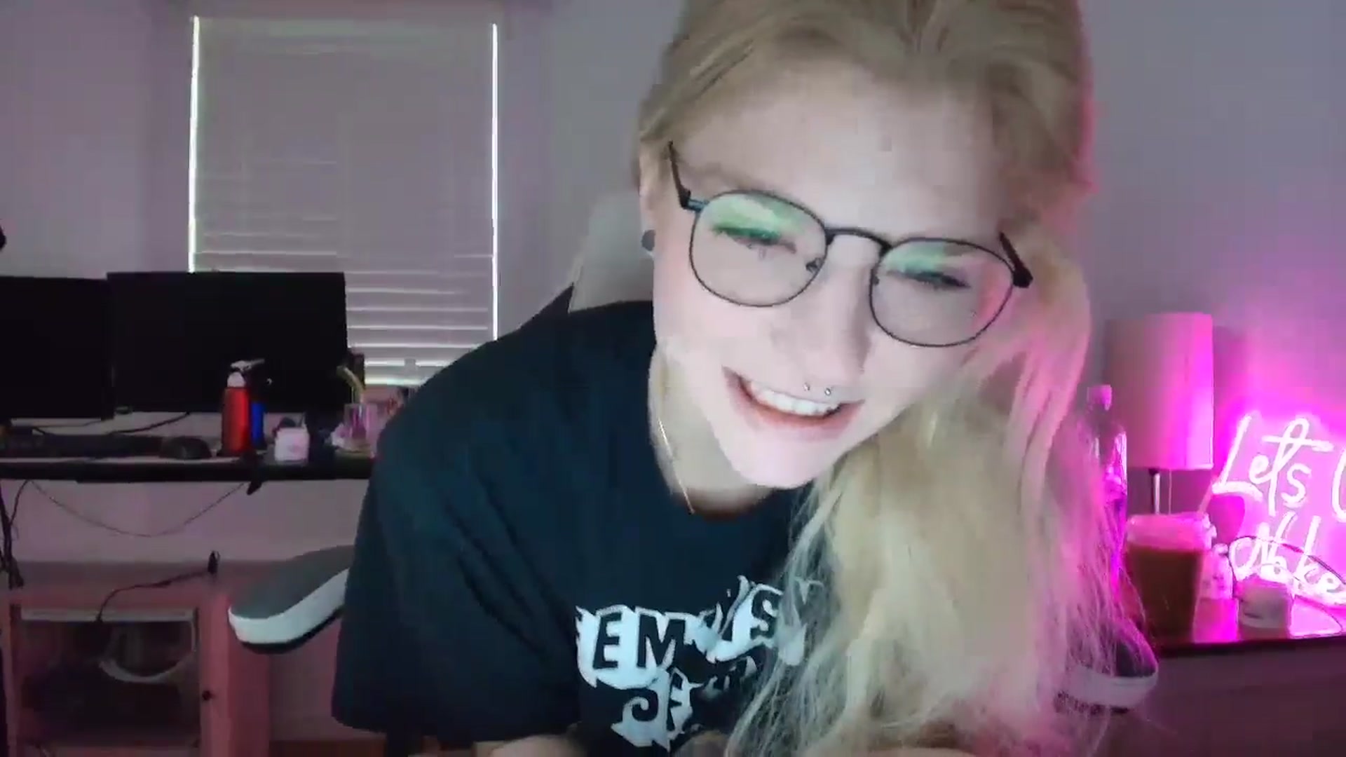 Gallery image thumbnail from DuckChan0's myfreecams stream on, 03/25/2025, 14:12 image 2 of 20