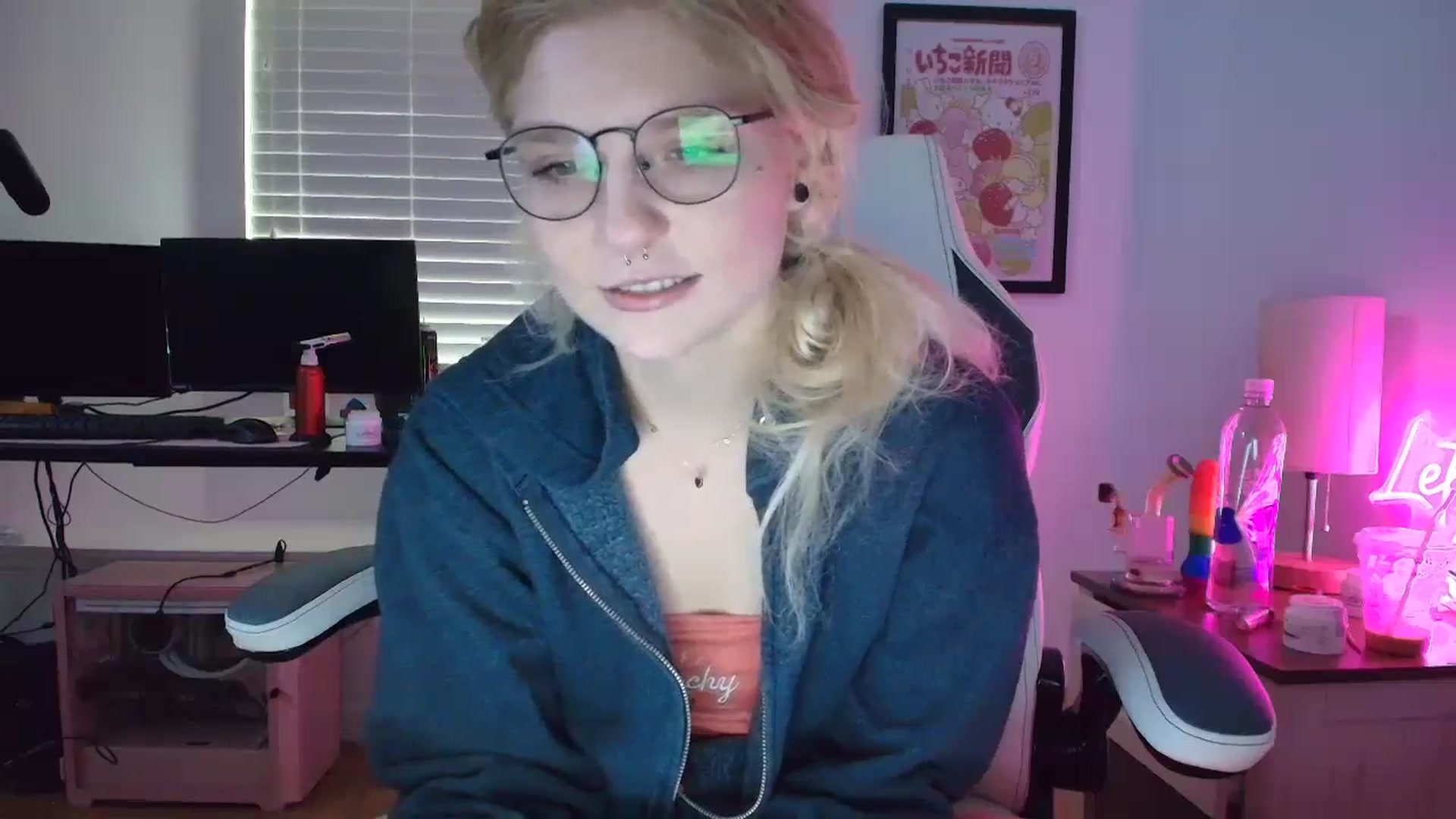 Gallery image thumbnail from DuckChan0's myfreecams stream on, 03/25/2025, 15:18 image 8 of 20