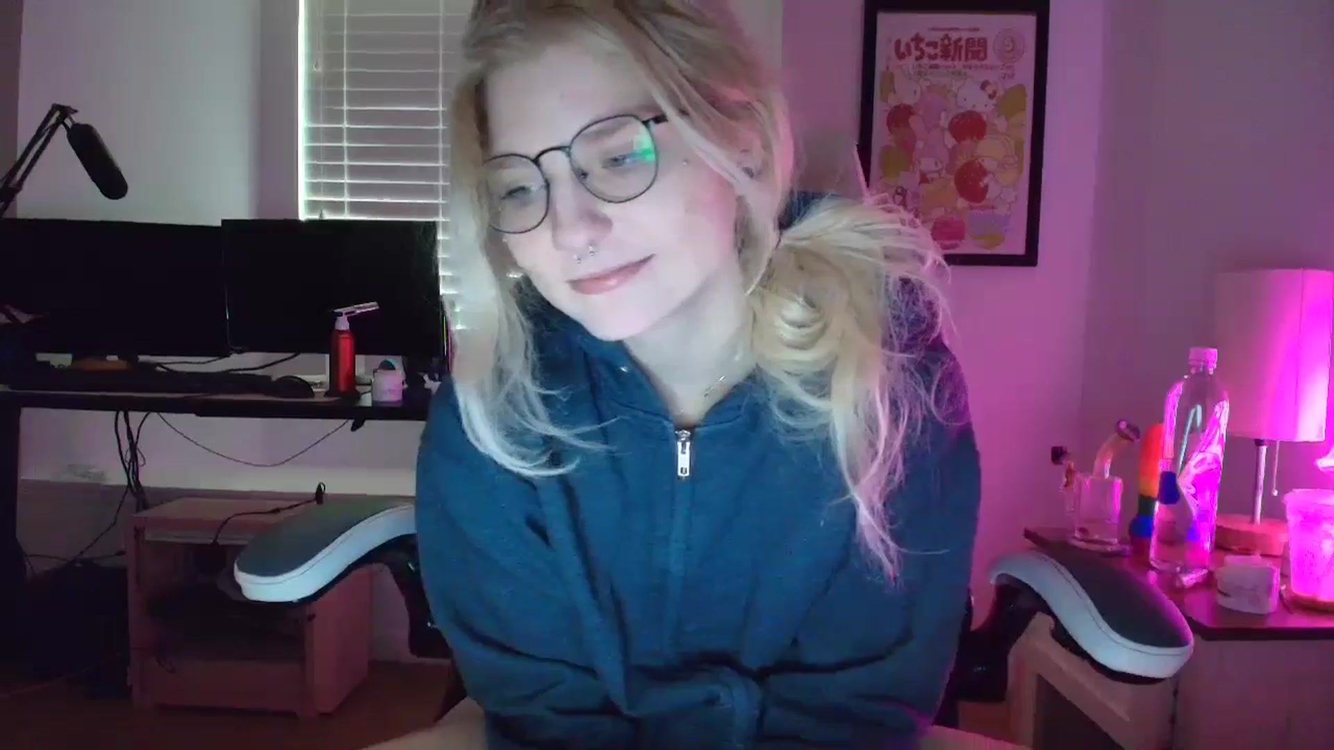Gallery image thumbnail from DuckChan0's myfreecams stream on, 03/25/2025, 15:18 image 13 of 20