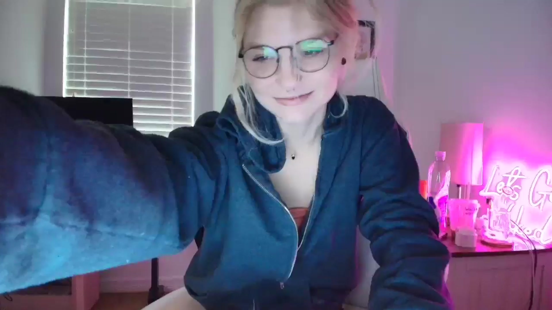 Gallery image thumbnail from DuckChan0's myfreecams stream on, 03/25/2025, 15:18 image 4 of 20