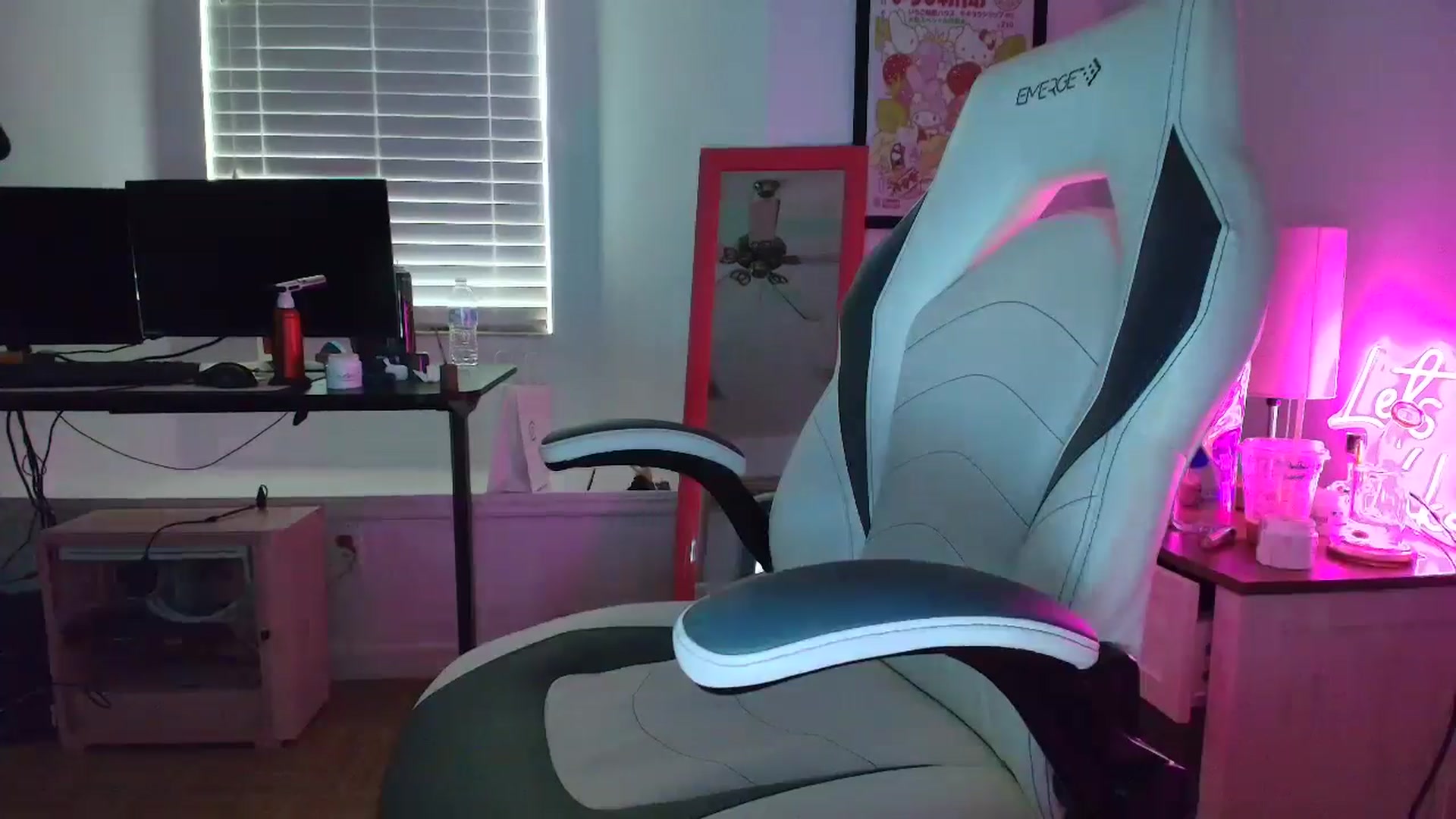 Gallery image thumbnail from DuckChan0's myfreecams stream on, 03/25/2025, 15:18 image 2 of 20