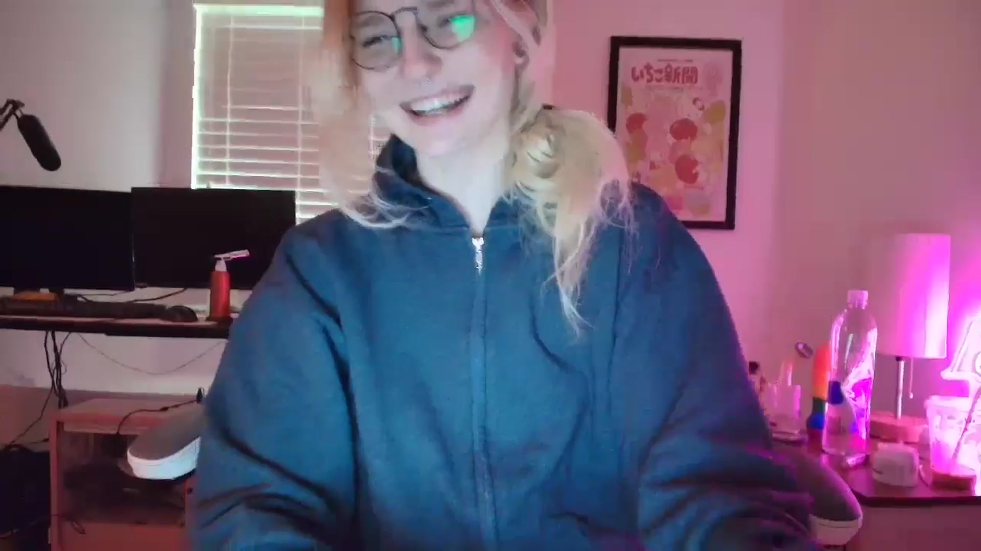 Gallery image thumbnail from DuckChan0's myfreecams stream on, 03/25/2025, 15:18 image 12 of 20