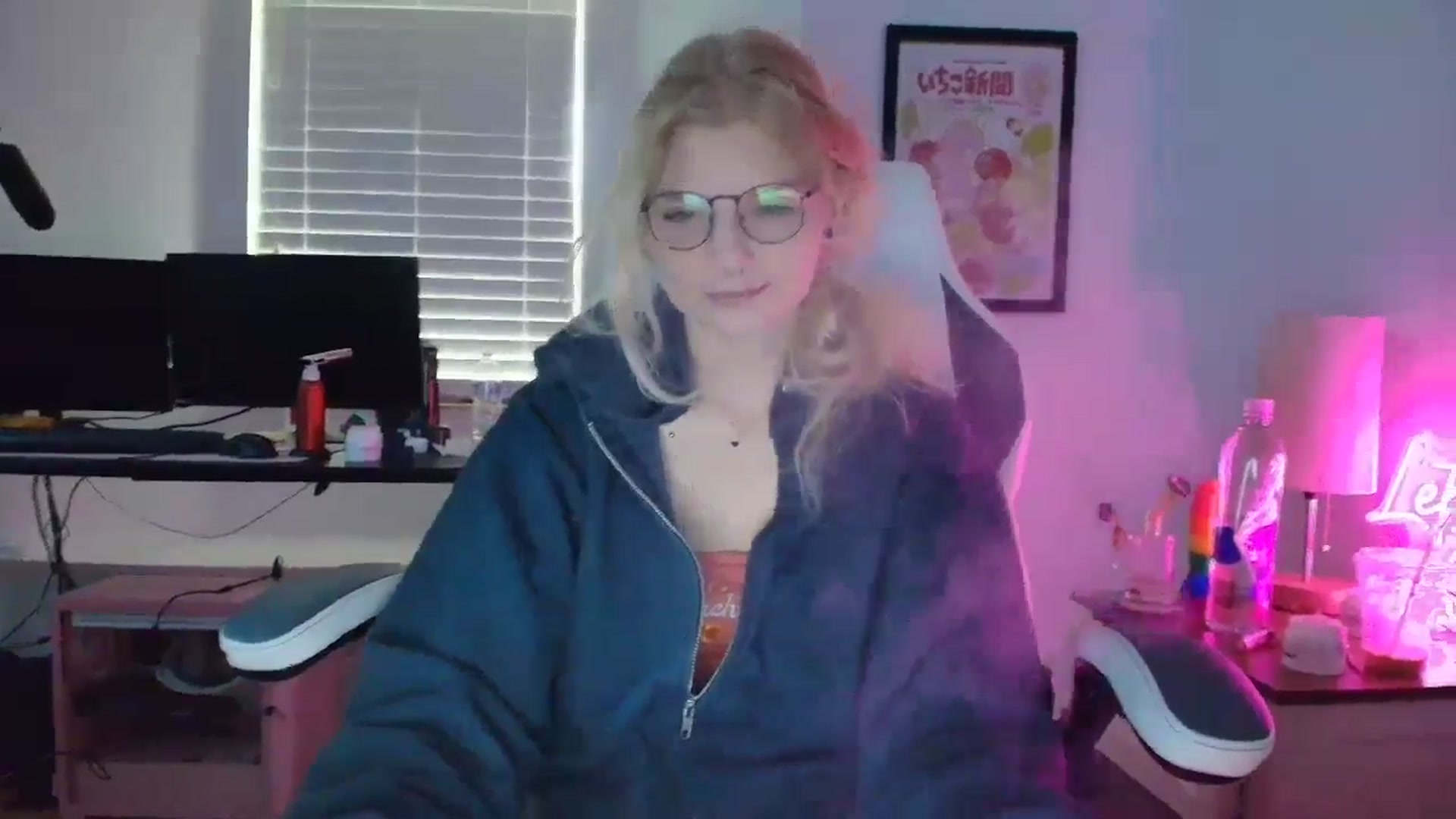 Gallery image thumbnail from DuckChan0's myfreecams stream on, 03/25/2025, 15:18 image 9 of 20