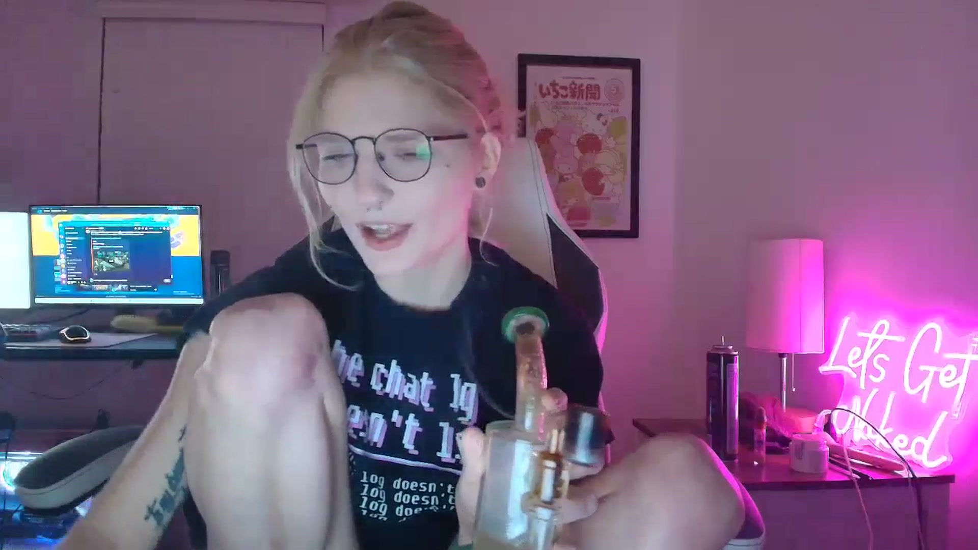 Gallery image thumbnail from DuckChan0's myfreecams stream on, 03/26/2025, 01:12 image 14 of 20