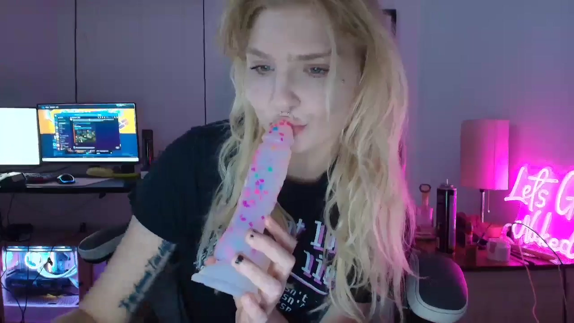 Gallery image thumbnail from DuckChan0's myfreecams stream on, 03/26/2025, 01:12 image 18 of 20