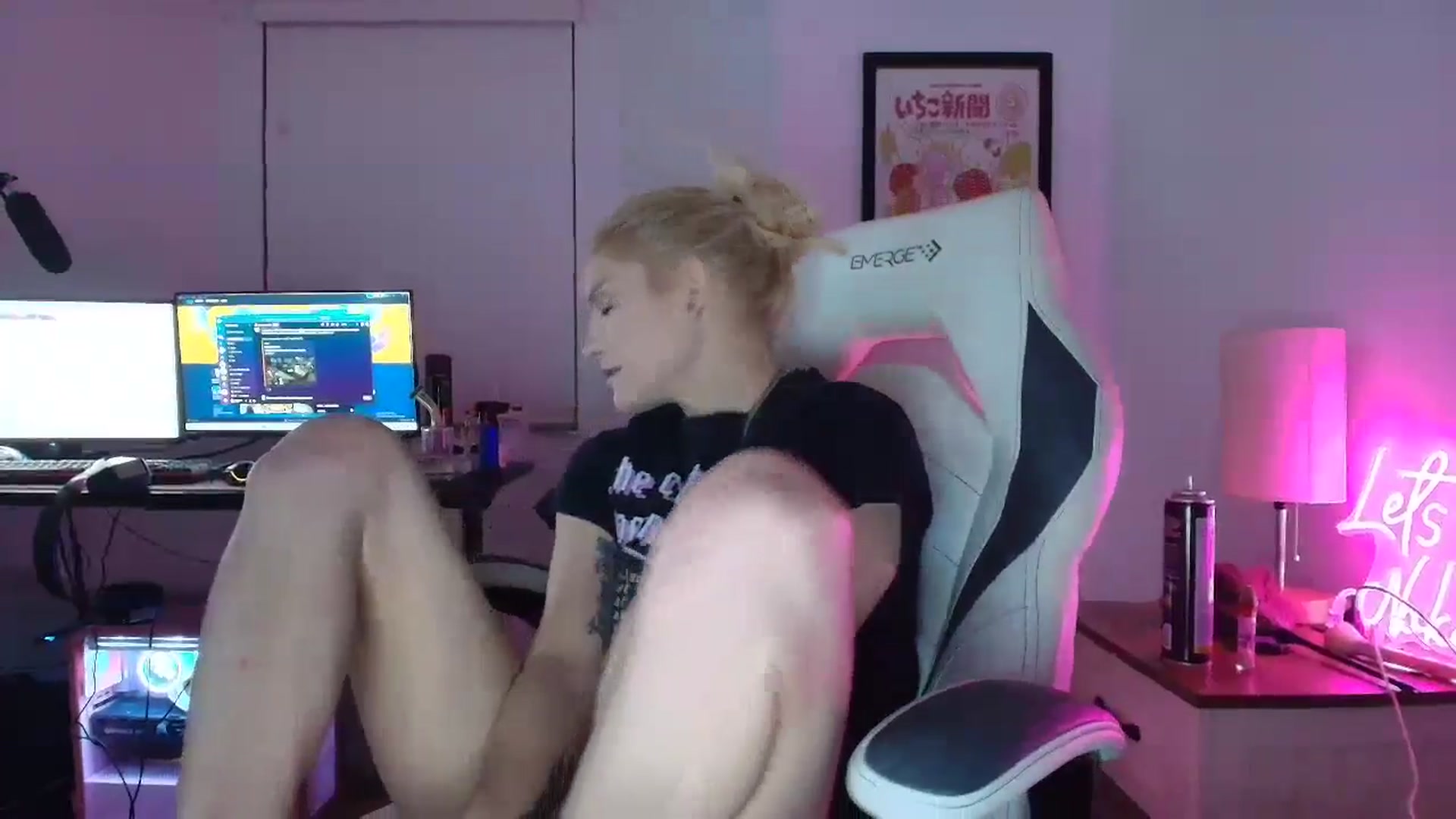 Gallery image thumbnail from DuckChan0's myfreecams stream on, 03/26/2025, 01:12 image 4 of 20