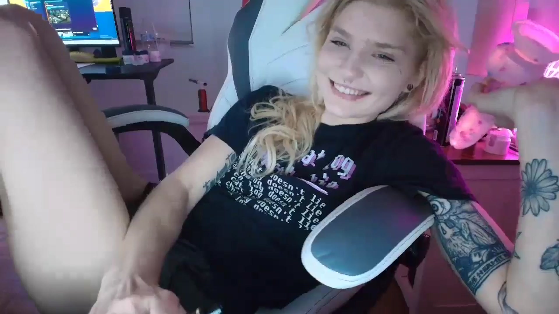 Gallery image thumbnail from DuckChan0's myfreecams stream on, 03/26/2025, 01:12 image 19 of 20