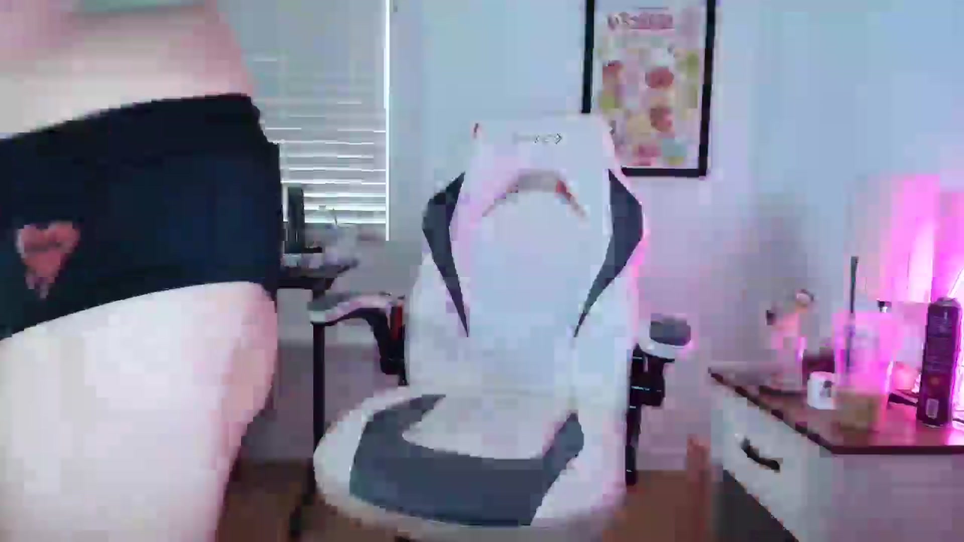 Gallery image thumbnail from DuckChan0's myfreecams stream on, 03/26/2025, 15:10 image 4 of 20