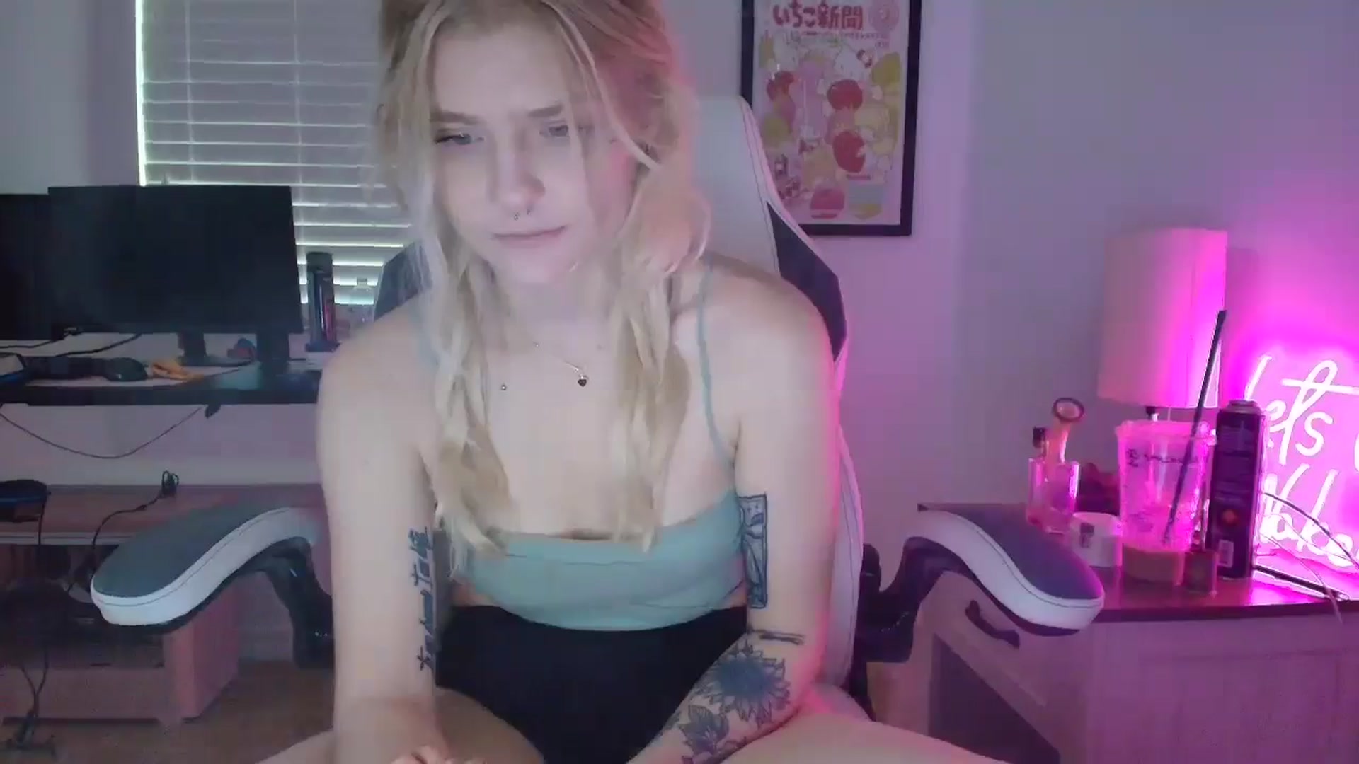 Gallery image thumbnail from DuckChan0's myfreecams stream on, 03/26/2025, 15:10 image 15 of 20