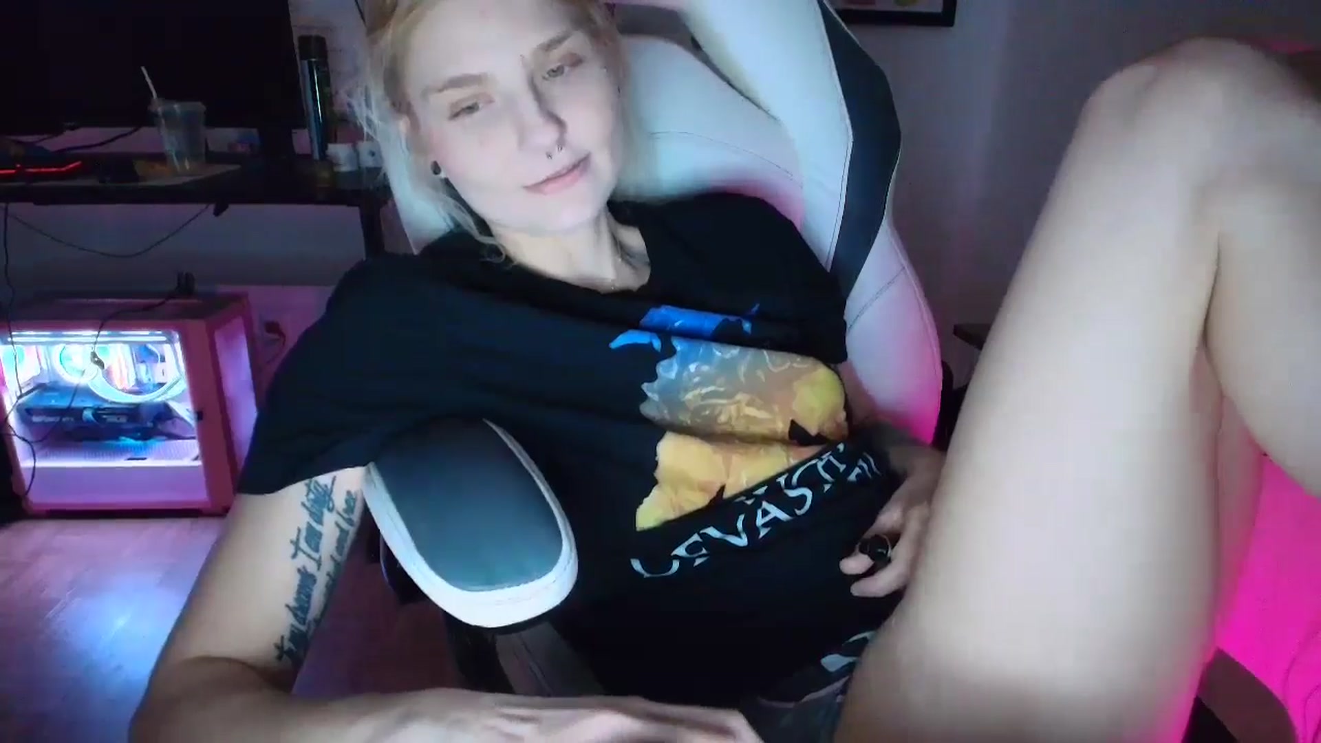 Gallery image thumbnail from DuckChan0's myfreecams stream on, 03/27/2025, 24:02 image 18 of 20