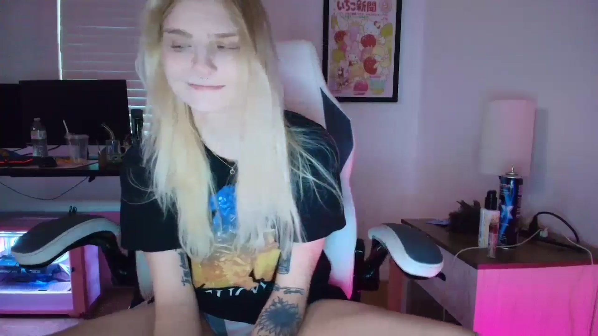 Gallery image thumbnail from DuckChan0's myfreecams stream on, 03/27/2025, 24:02 image 2 of 20