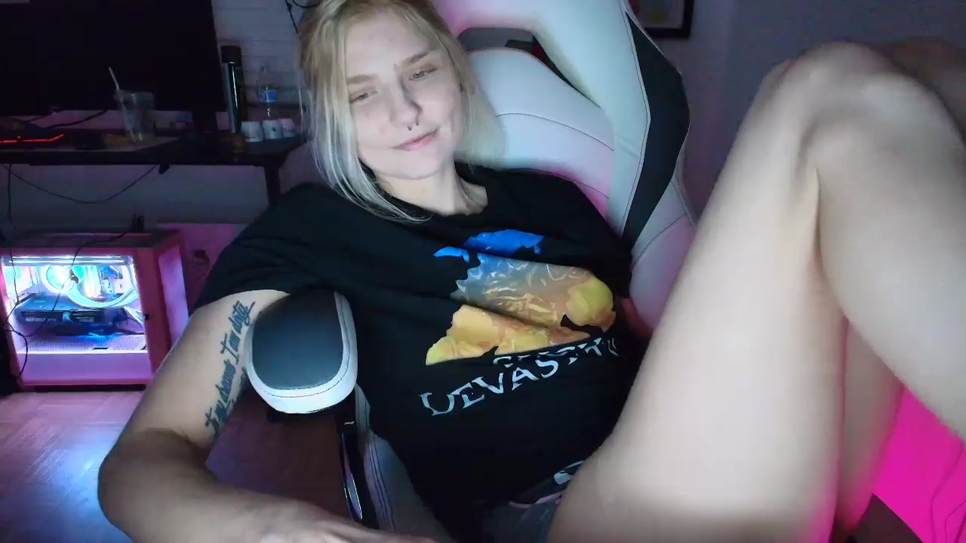 Gallery image thumbnail from DuckChan0's myfreecams stream on, 03/27/2025, 24:02 image 20 of 20