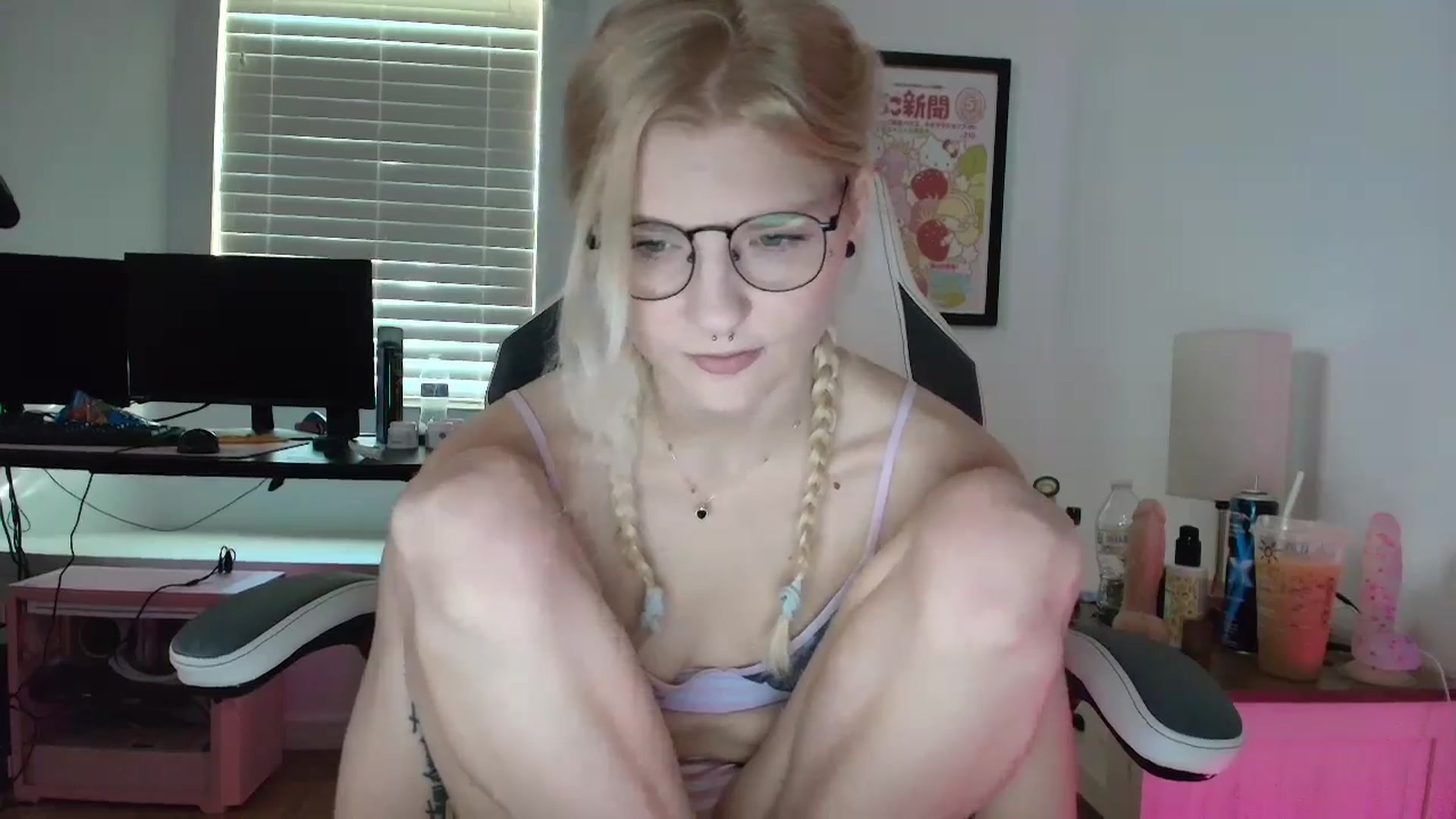Gallery image thumbnail from DuckChan0's myfreecams stream on, 03/27/2025, 14:10 image 4 of 20