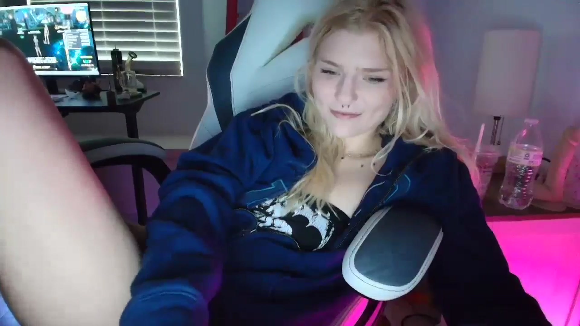 Gallery image thumbnail from DuckChan0's myfreecams stream on, 03/28/2025, 13:32 image 20 of 20
