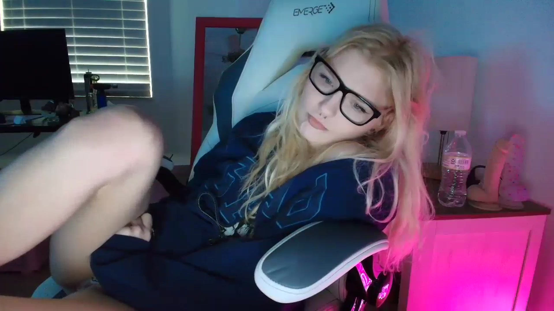 Gallery image thumbnail from DuckChan0's myfreecams stream on, 03/28/2025, 13:32 image 6 of 20