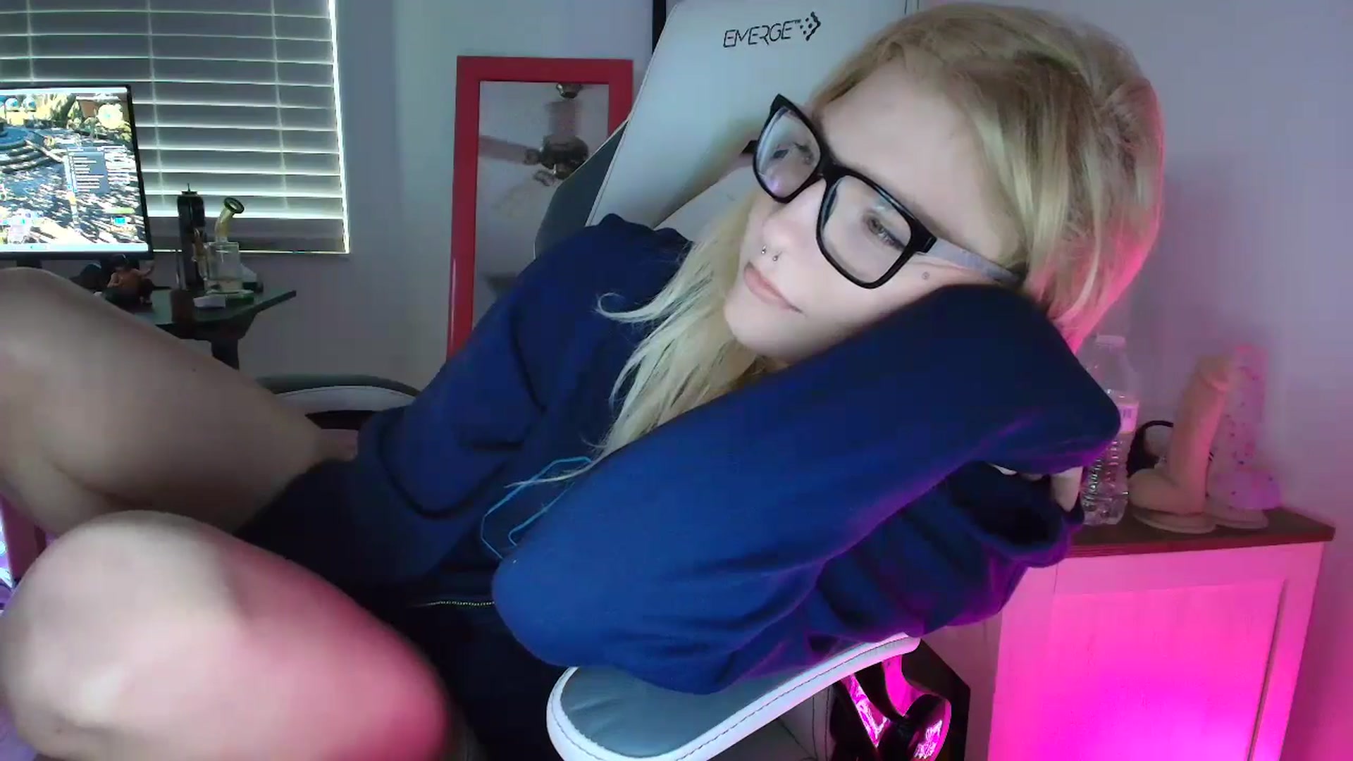 Gallery image thumbnail from DuckChan0's myfreecams stream on, 03/28/2025, 13:32 image 10 of 20