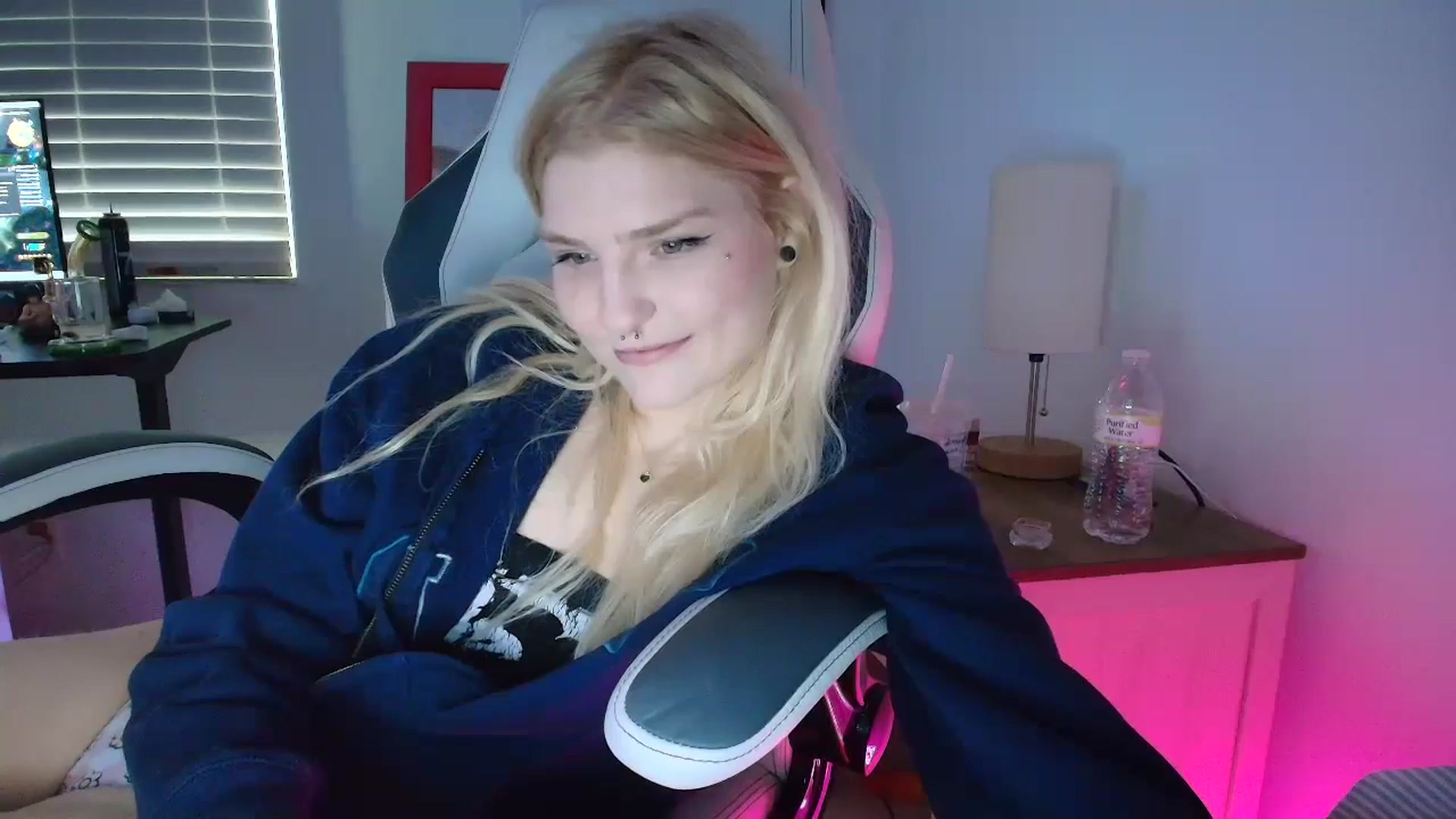 Gallery image thumbnail from DuckChan0's myfreecams stream on, 03/28/2025, 15:16 image 11 of 20