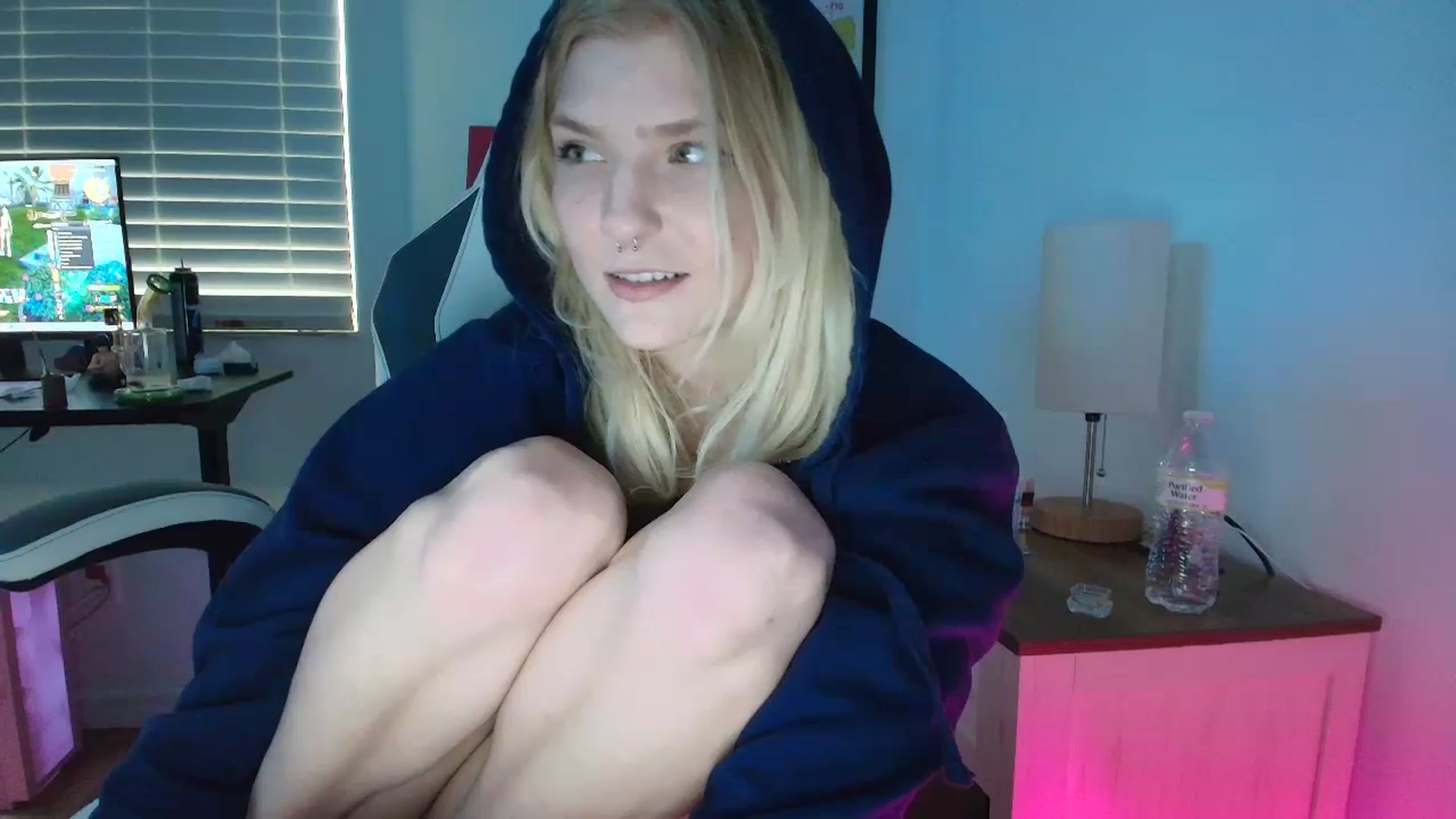 Gallery image thumbnail from DuckChan0's myfreecams stream on, 03/28/2025, 15:16 image 15 of 20