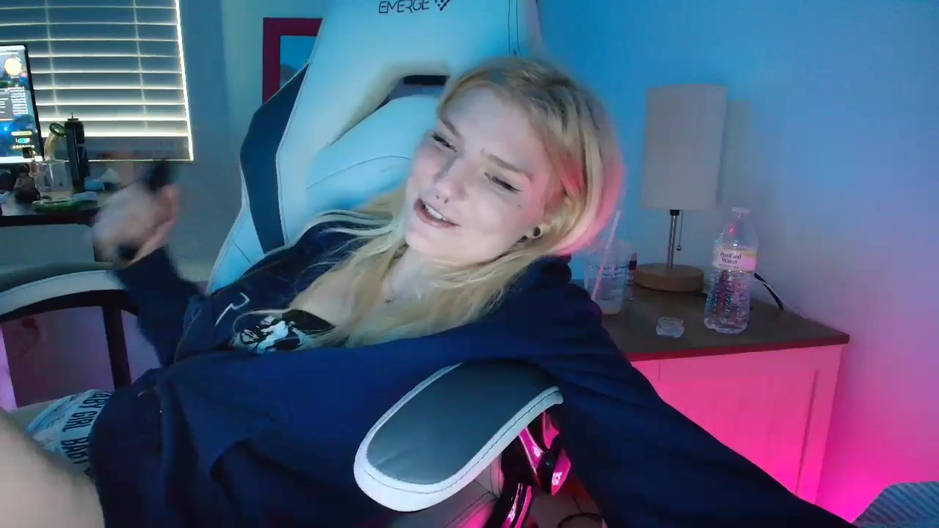 Gallery image thumbnail from DuckChan0's myfreecams stream on, 03/28/2025, 15:16 image 12 of 20