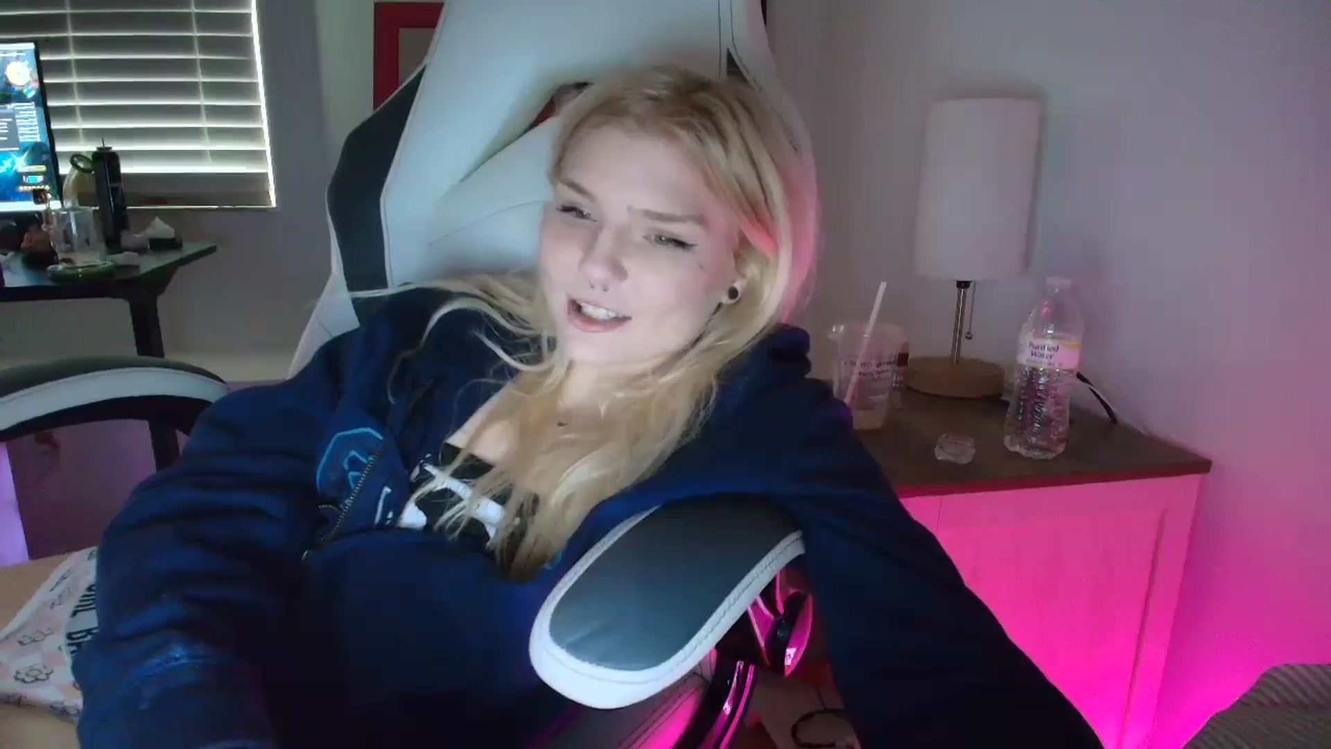 Gallery image thumbnail from DuckChan0's myfreecams stream on, 03/28/2025, 15:16 image 13 of 20