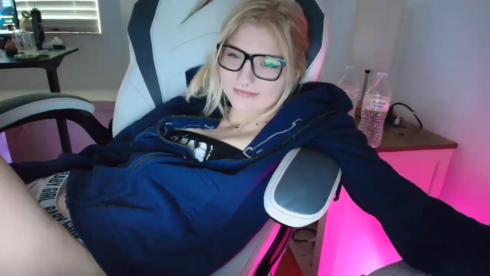 Gallery image thumbnail from DuckChan0's myfreecams stream on, 03/28/2025, 15:53 image 10 of 20