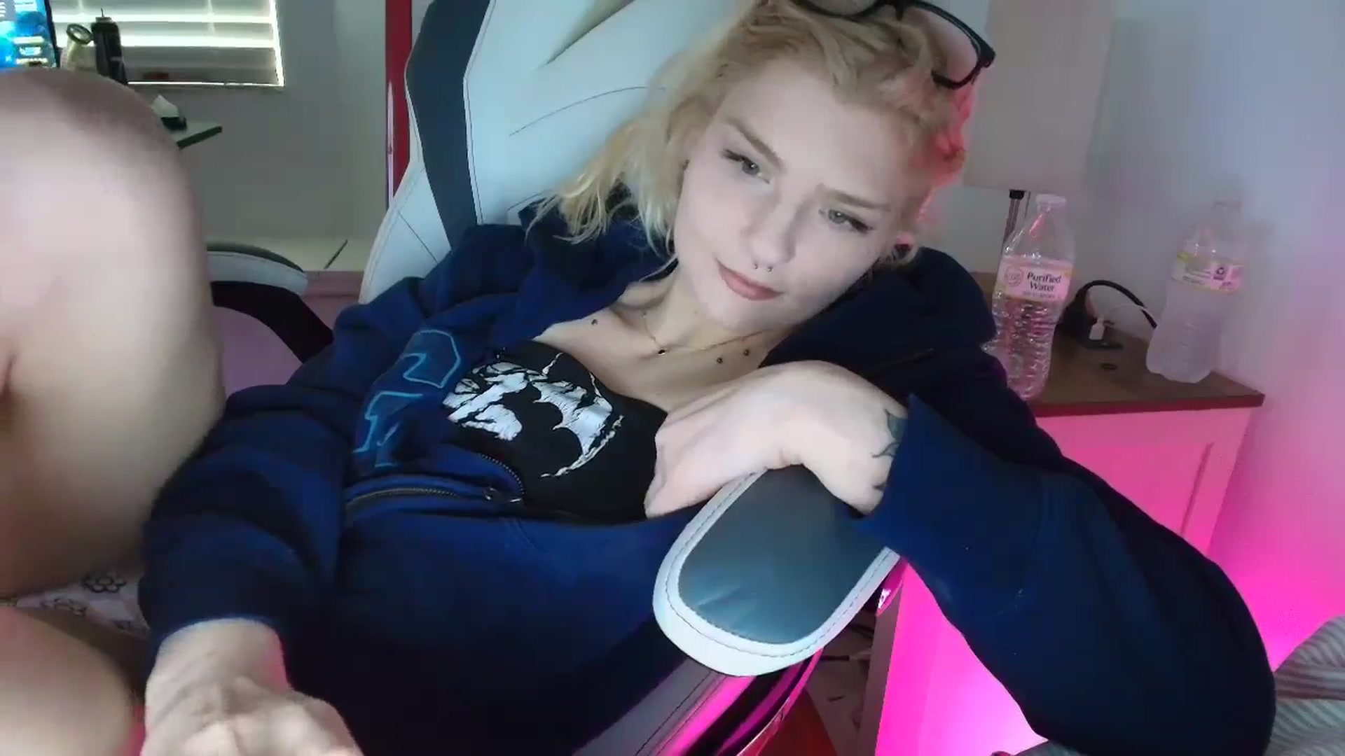 Gallery image thumbnail from DuckChan0's myfreecams stream on, 03/28/2025, 15:53 image 16 of 20