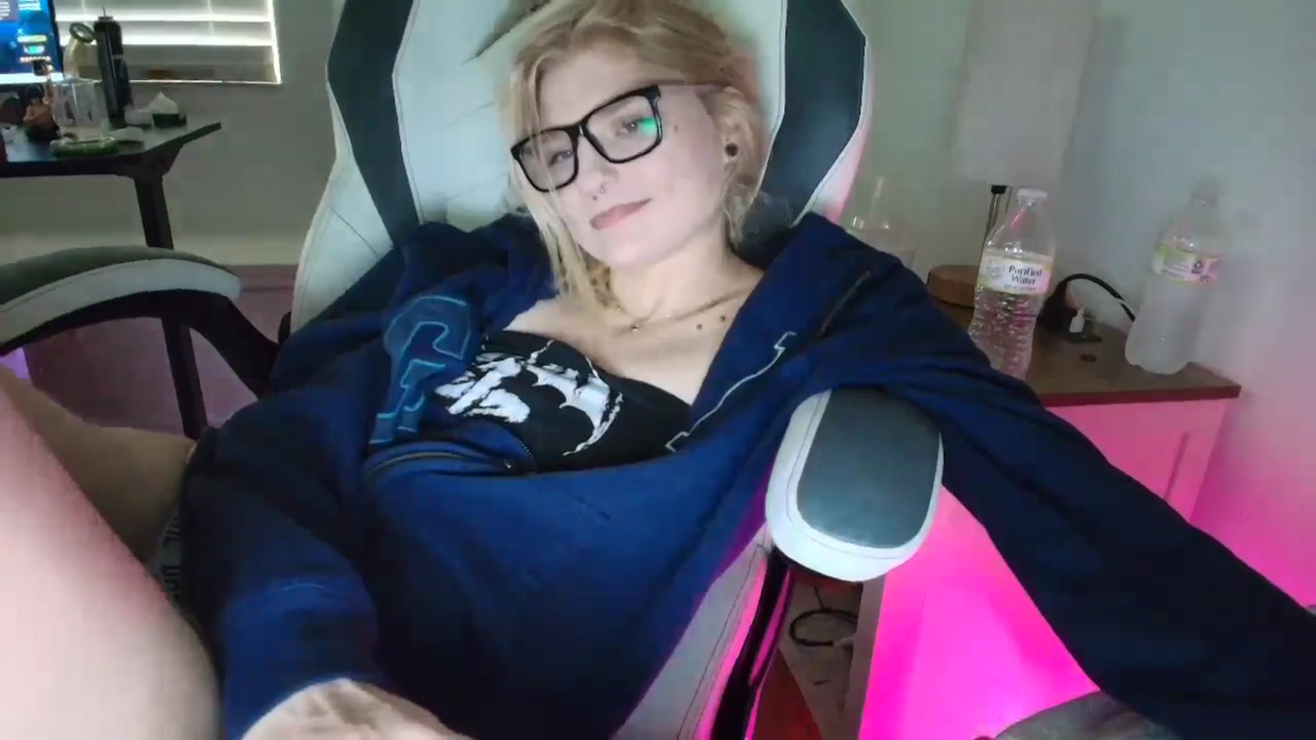 Gallery image thumbnail from DuckChan0's myfreecams stream on, 03/28/2025, 15:53 image 19 of 20