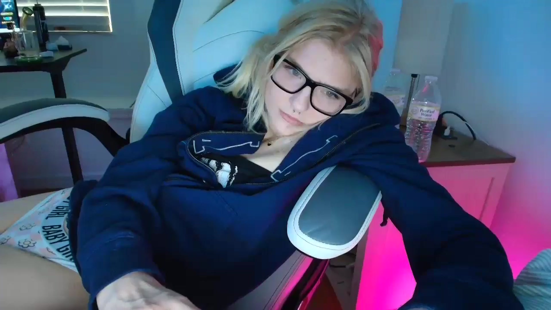 Gallery image thumbnail from DuckChan0's myfreecams stream on, 03/28/2025, 15:53 image 8 of 20