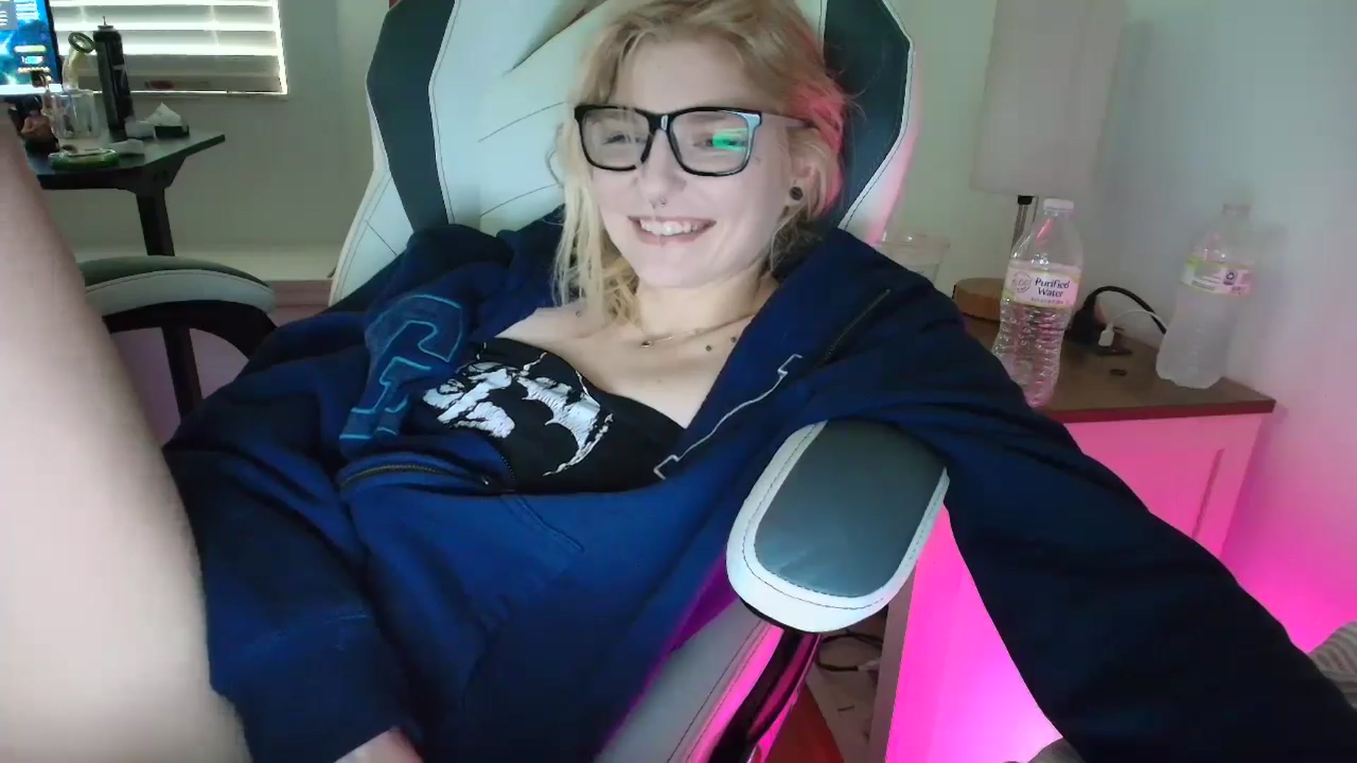 Gallery image thumbnail from DuckChan0's myfreecams stream on, 03/28/2025, 15:53 image 18 of 20