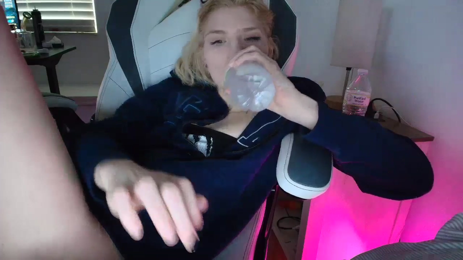 Gallery image thumbnail from DuckChan0's myfreecams stream on, 03/28/2025, 15:53 image 15 of 20