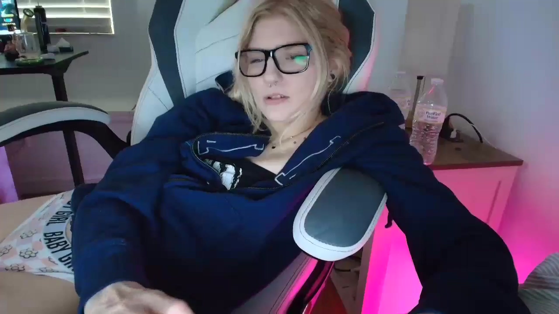 Gallery image thumbnail from DuckChan0's myfreecams stream on, 03/28/2025, 15:53 image 9 of 20