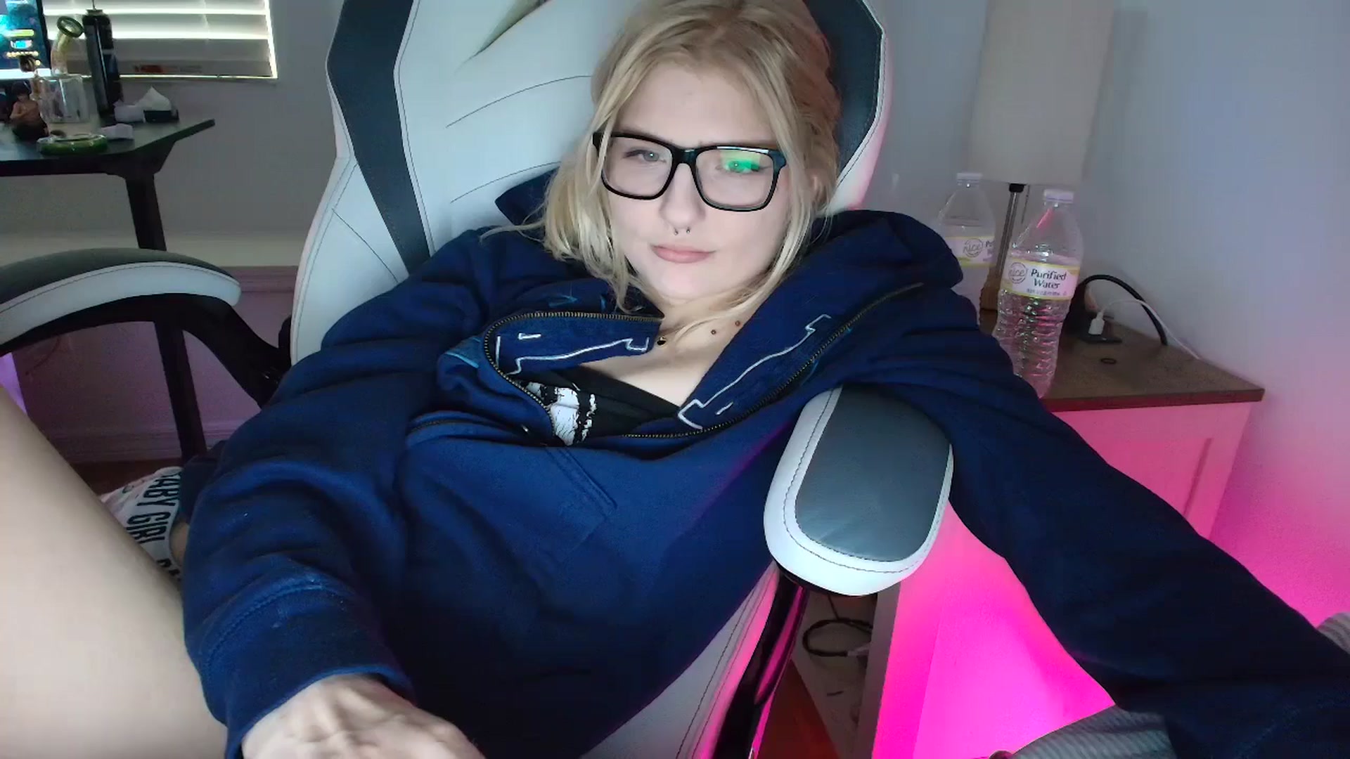 Gallery image thumbnail from DuckChan0's myfreecams stream on, 03/28/2025, 15:53 image 12 of 20