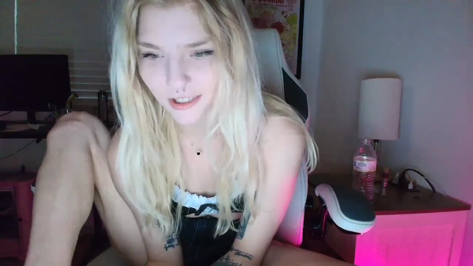 Gallery image thumbnail from DuckChan0's myfreecams stream on, 03/29/2025, 24:28 image 7 of 20