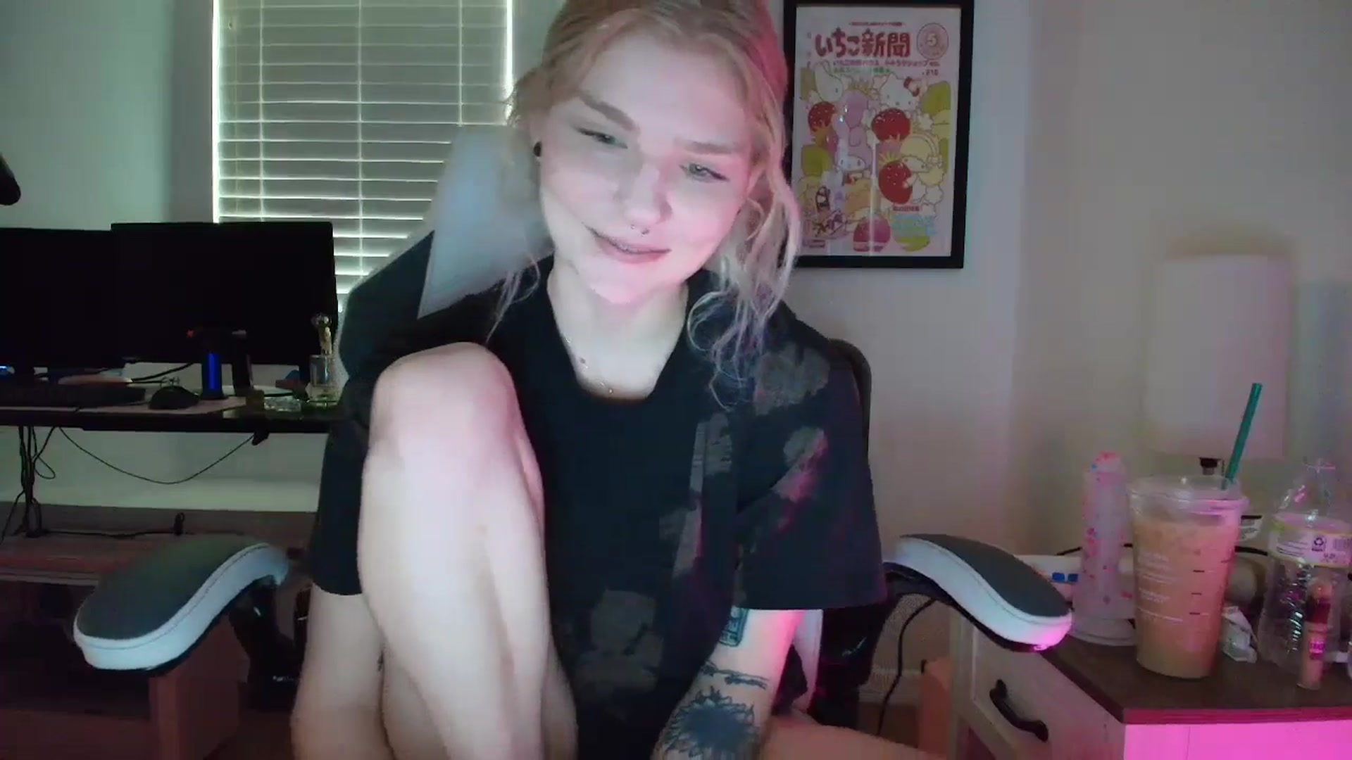 Gallery image thumbnail from DuckChan0's myfreecams stream on, 03/30/2025, 14:25 image 6 of 20