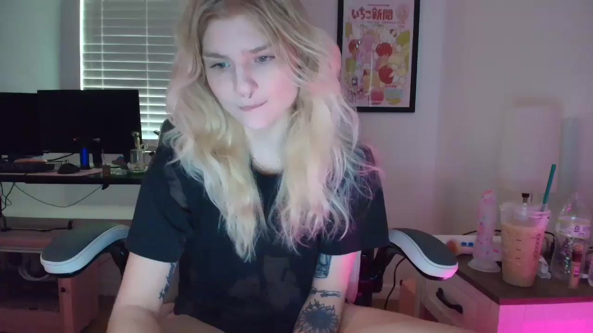 Gallery image thumbnail from DuckChan0's myfreecams stream on, 03/30/2025, 14:25 image 12 of 20