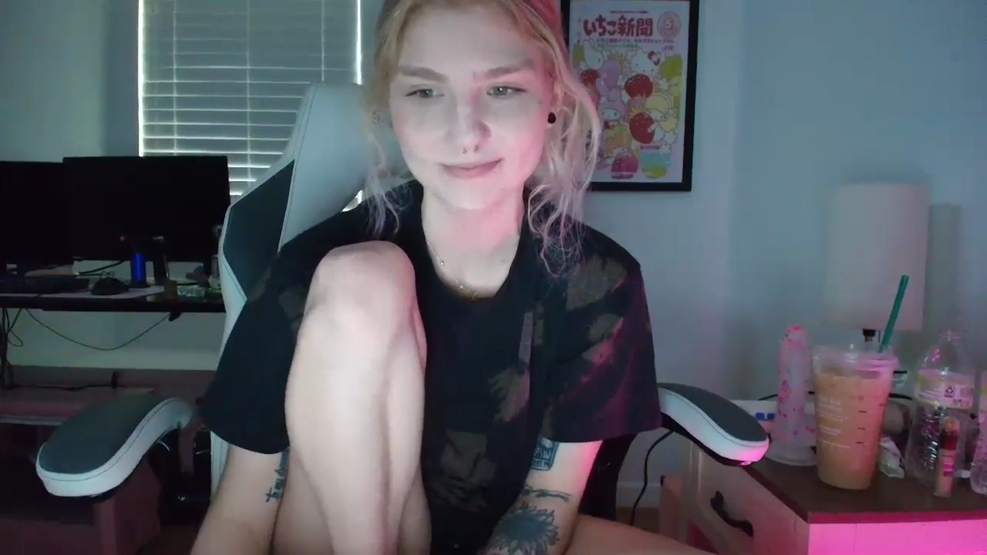 Gallery image thumbnail from DuckChan0's myfreecams stream on, 03/30/2025, 14:25 image 4 of 20
