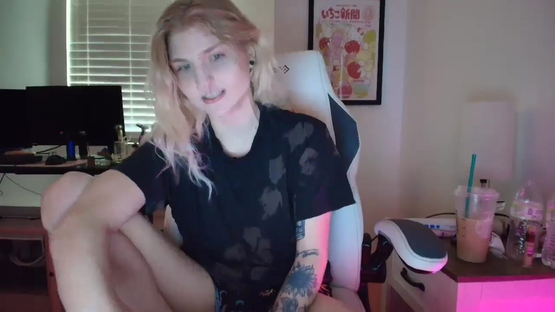 Gallery image thumbnail from DuckChan0's myfreecams stream on, 03/30/2025, 15:19 image 3 of 20