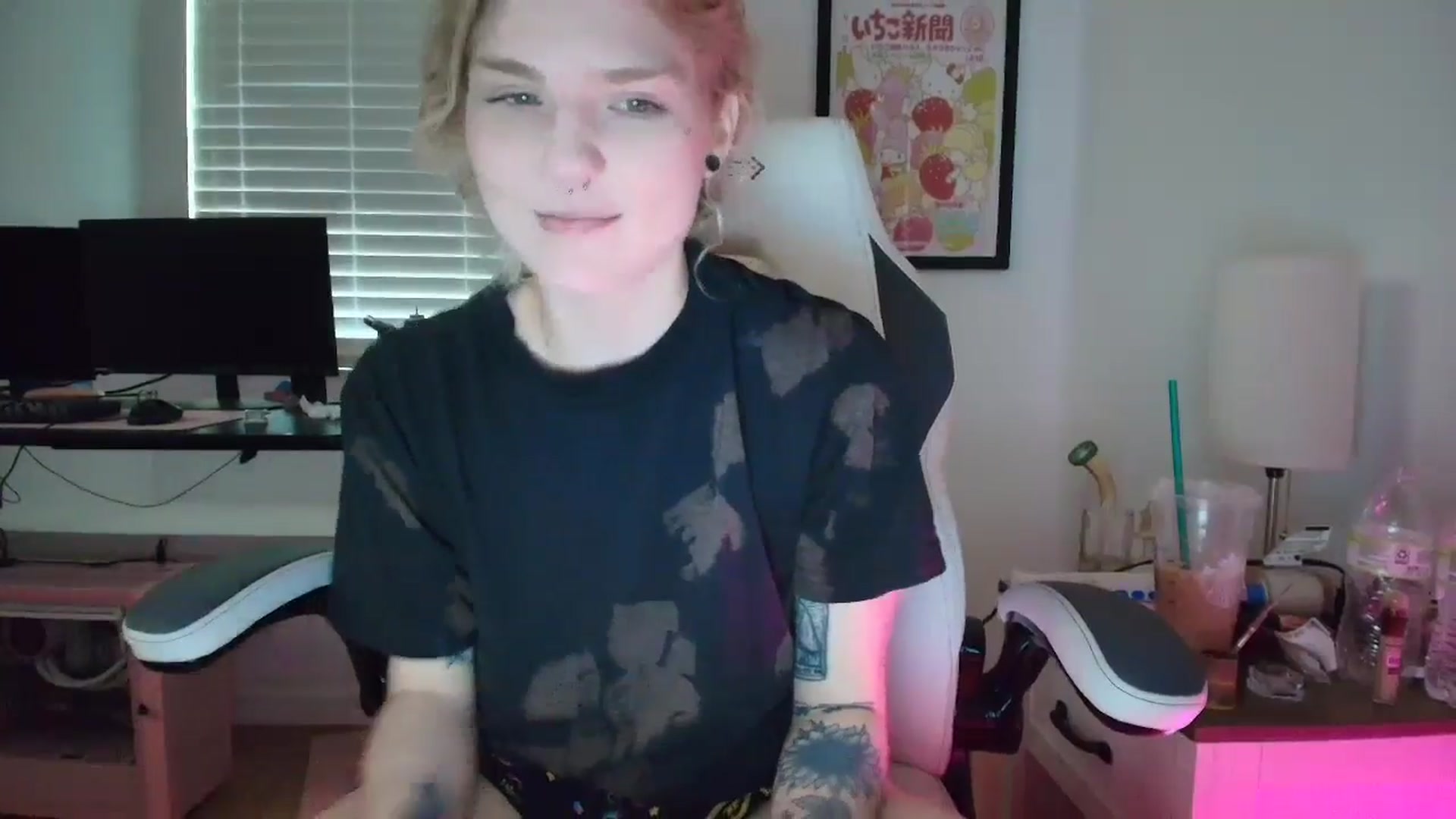 Gallery image thumbnail from DuckChan0's myfreecams stream on, 03/30/2025, 15:19 image 16 of 20