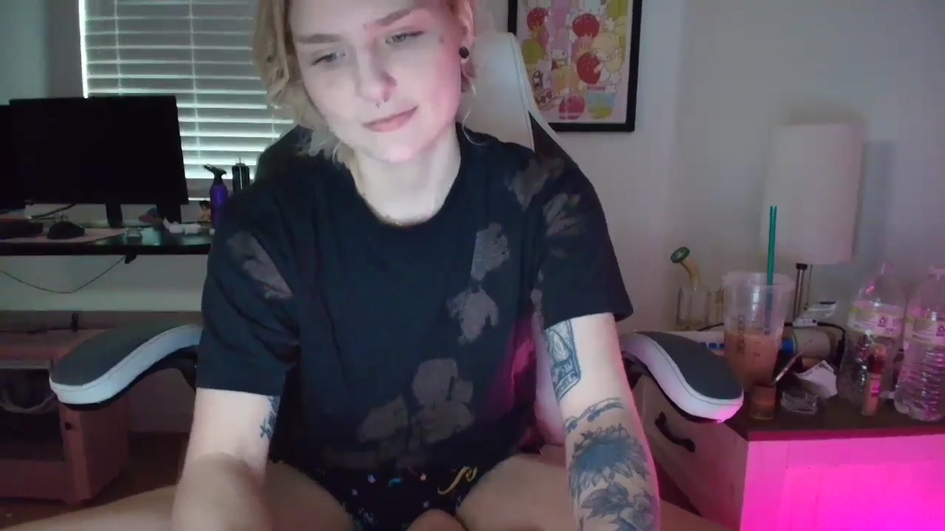 Gallery image thumbnail from DuckChan0's myfreecams stream on, 03/30/2025, 15:19 image 17 of 20