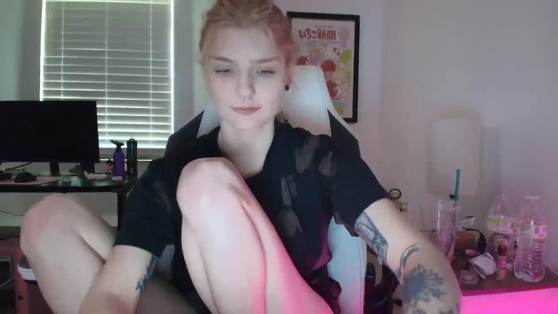 Gallery image thumbnail from DuckChan0's myfreecams stream on, 03/30/2025, 16:09 image 16 of 20