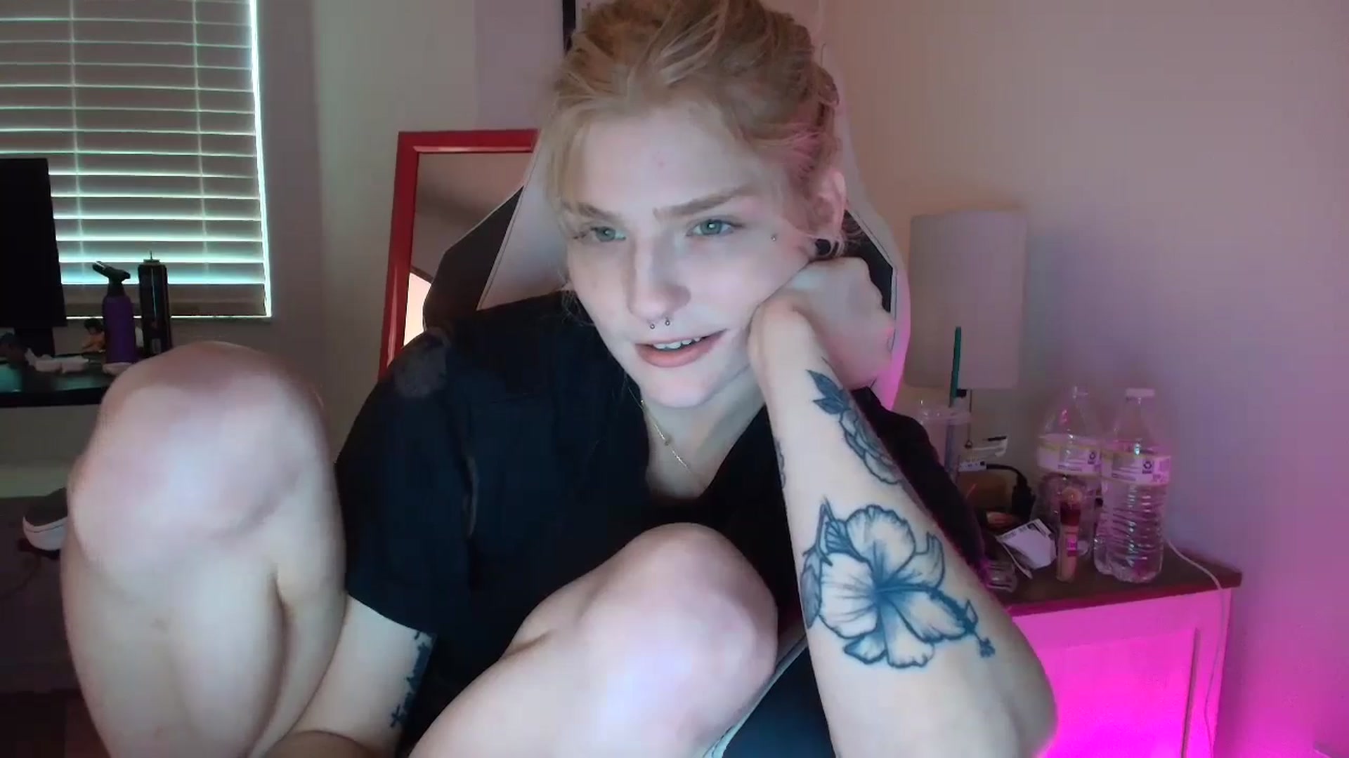 Gallery image thumbnail from DuckChan0's myfreecams stream on, 03/30/2025, 16:09 image 12 of 20