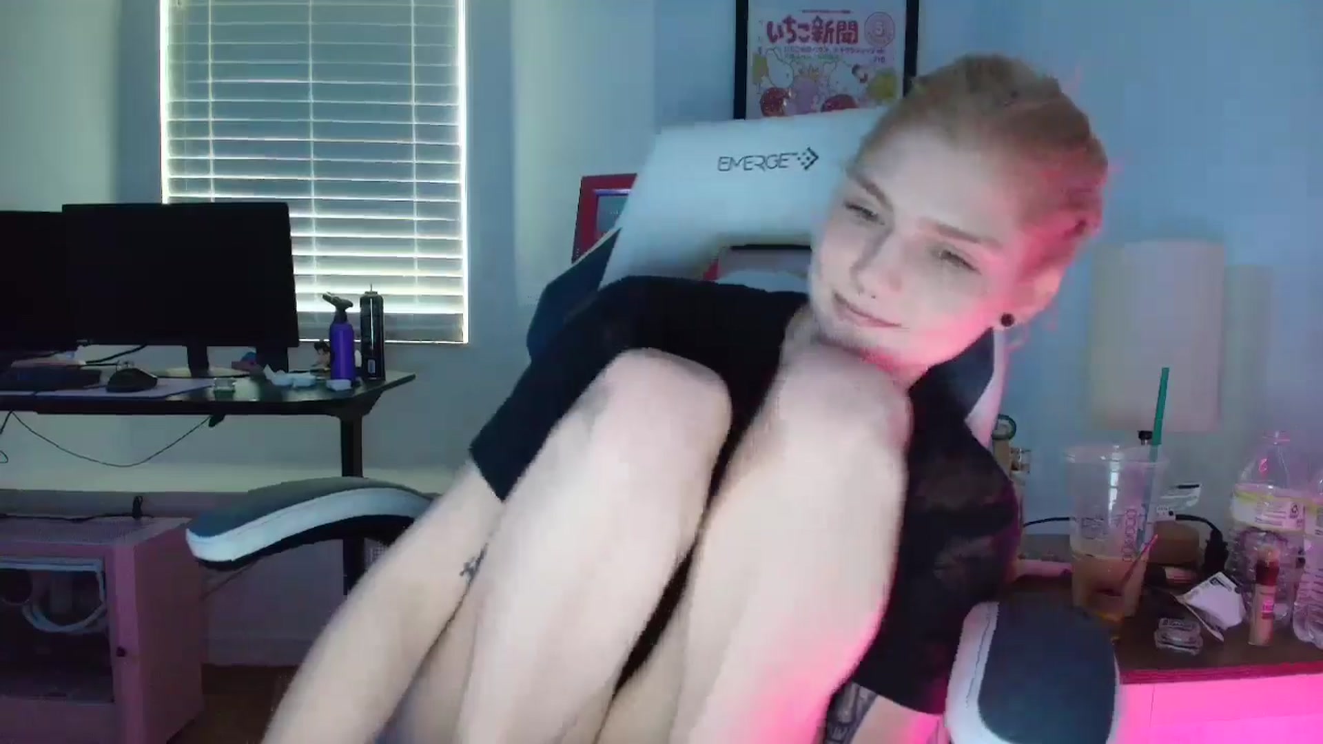 Gallery image thumbnail from DuckChan0's myfreecams stream on, 03/30/2025, 16:09 image 8 of 20