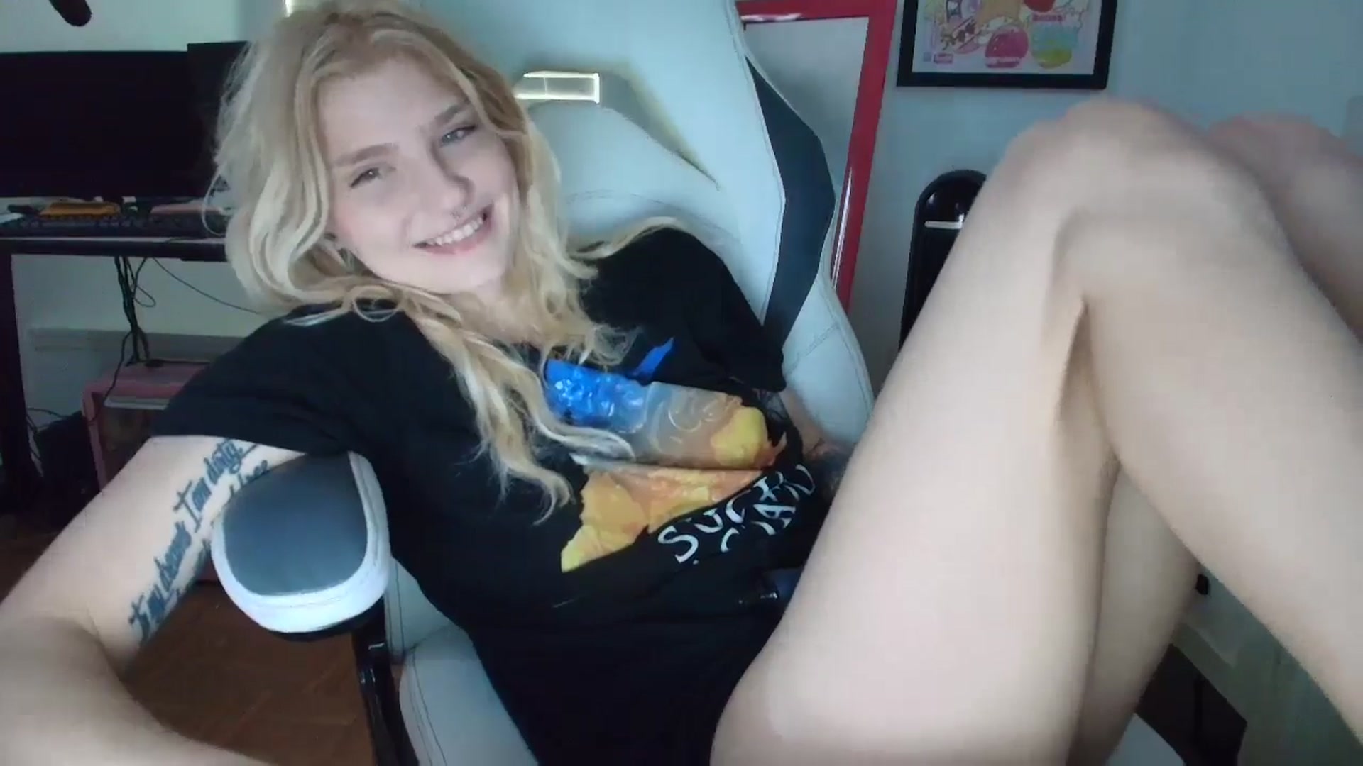 Gallery image thumbnail from DuckChan0's myfreecams stream on, 03/31/2025, 13:49 image 17 of 20