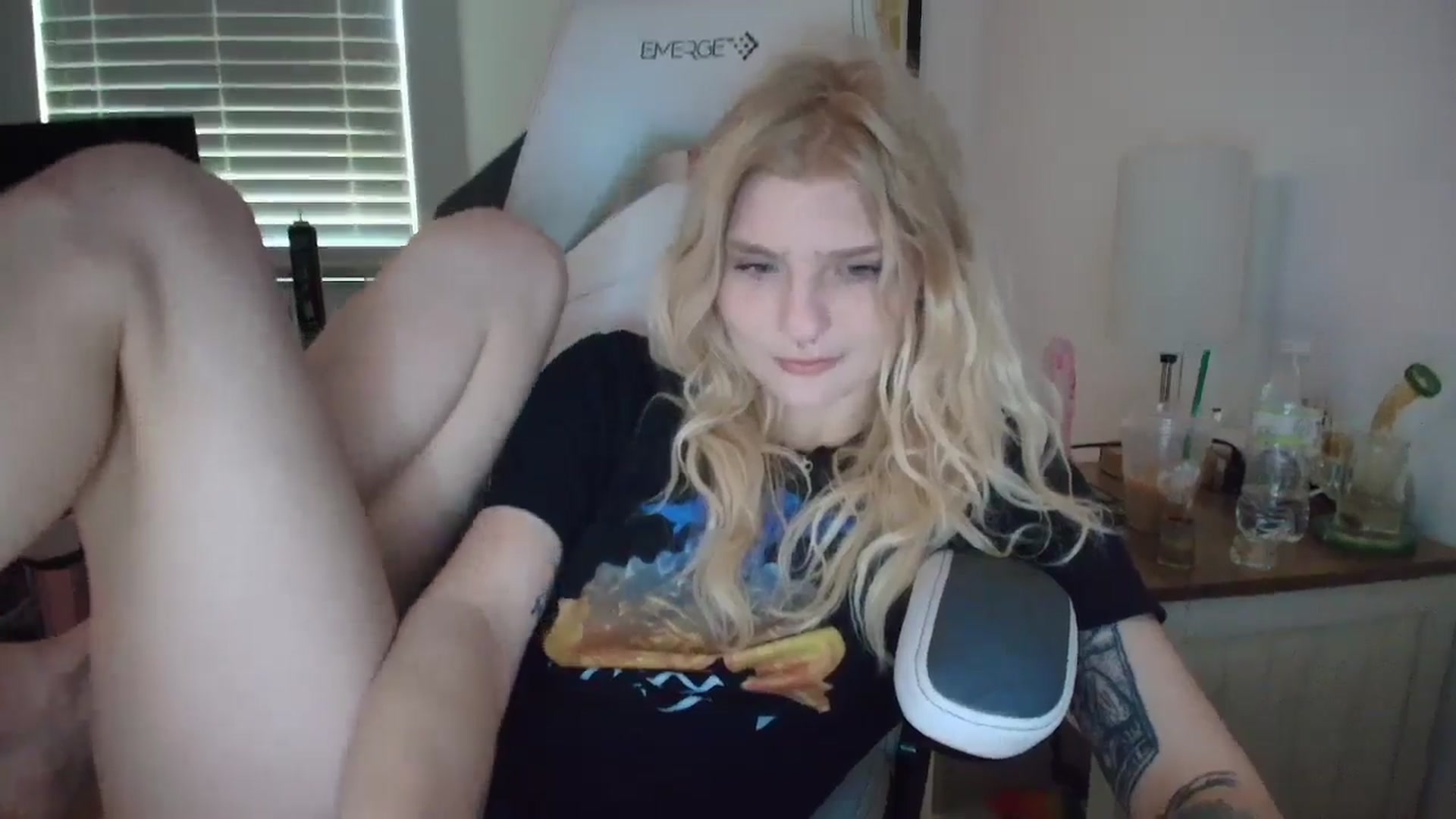 Gallery image thumbnail from DuckChan0's myfreecams stream on, 03/31/2025, 13:49 image 12 of 20