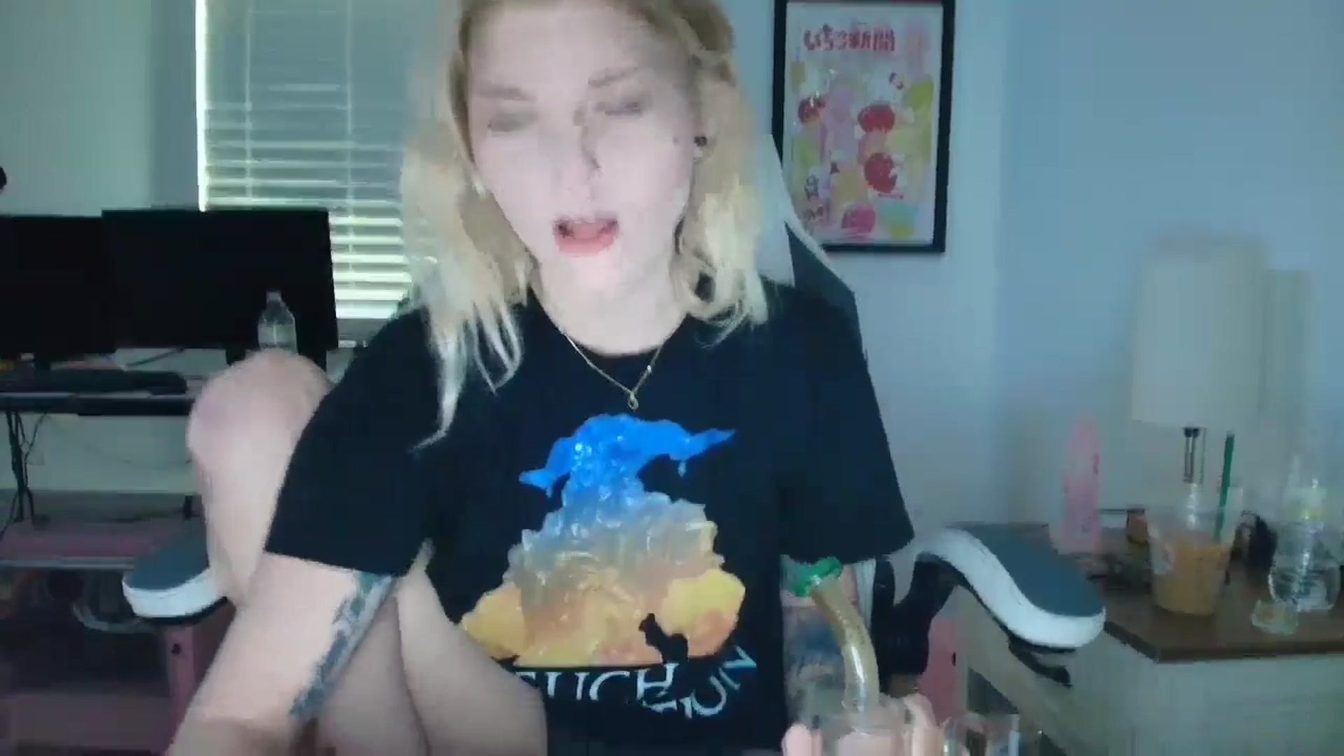 Gallery image thumbnail from DuckChan0's myfreecams stream on, 03/31/2025, 13:49 image 9 of 20