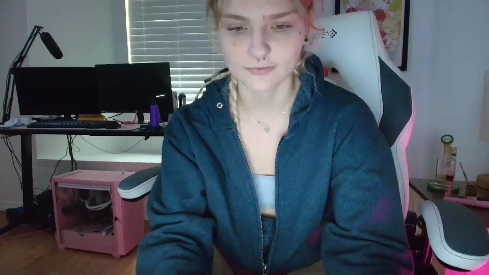 Gallery image thumbnail from DuckChan0's myfreecams stream on, 04/01/2025, 13:40 image 16 of 20