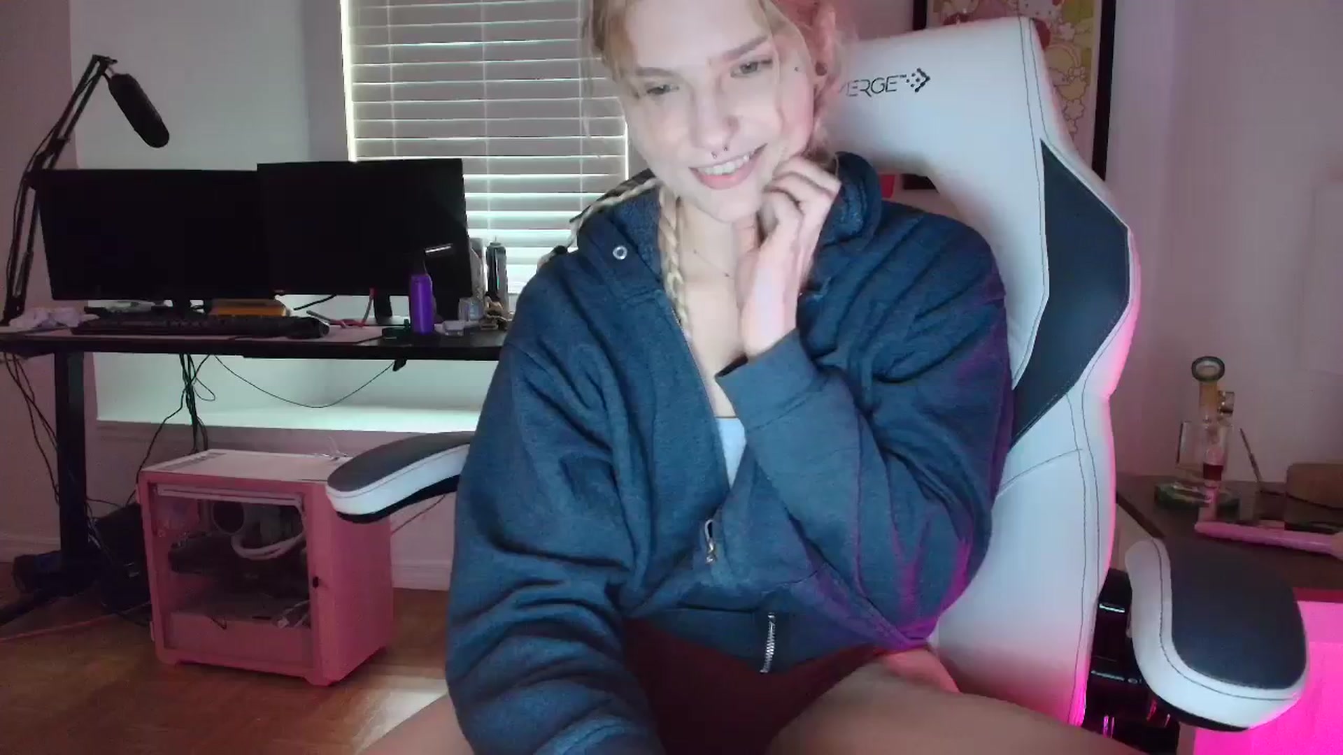 Gallery image thumbnail from DuckChan0's myfreecams stream on, 04/01/2025, 13:40 image 17 of 20