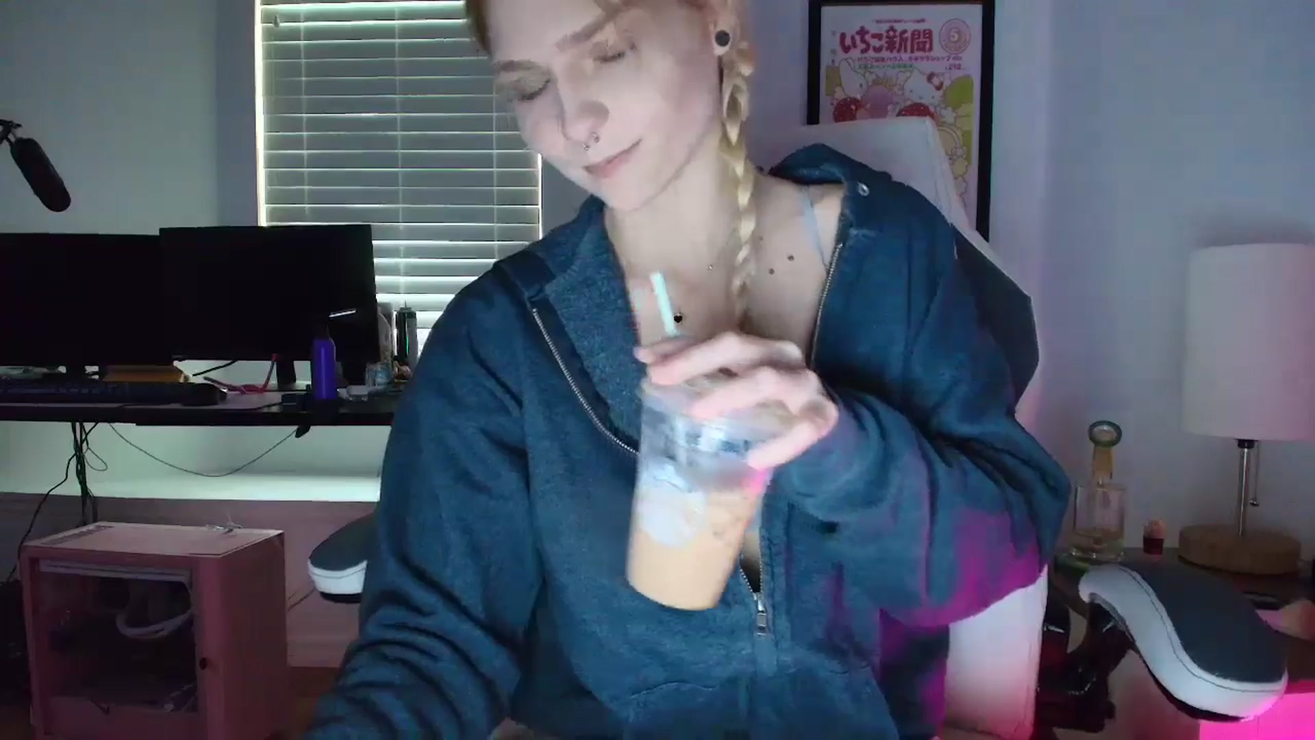 Gallery image thumbnail from DuckChan0's myfreecams stream on, 04/01/2025, 13:40 image 11 of 20