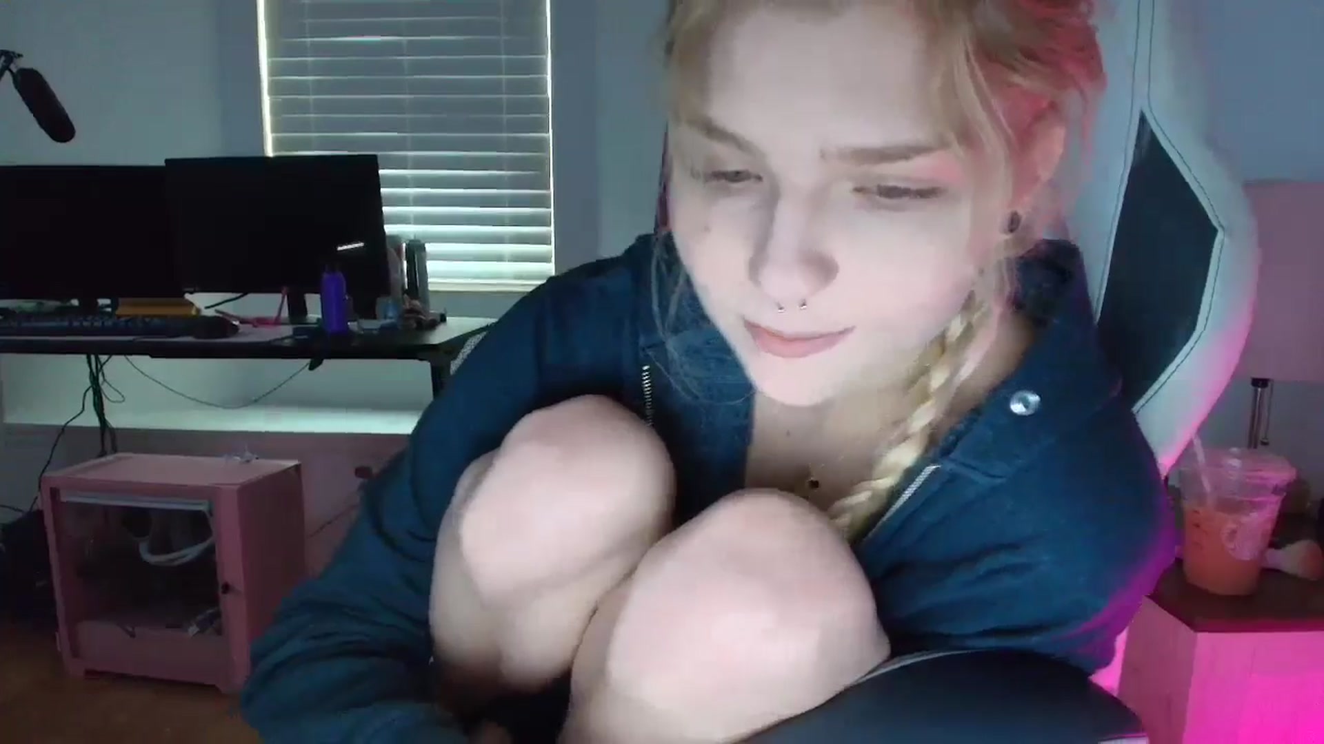 Gallery image thumbnail from DuckChan0's myfreecams stream on, 04/01/2025, 13:40 image 9 of 20